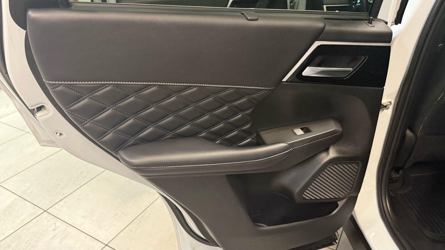 Mitsubishi Outlander PHEV  2024