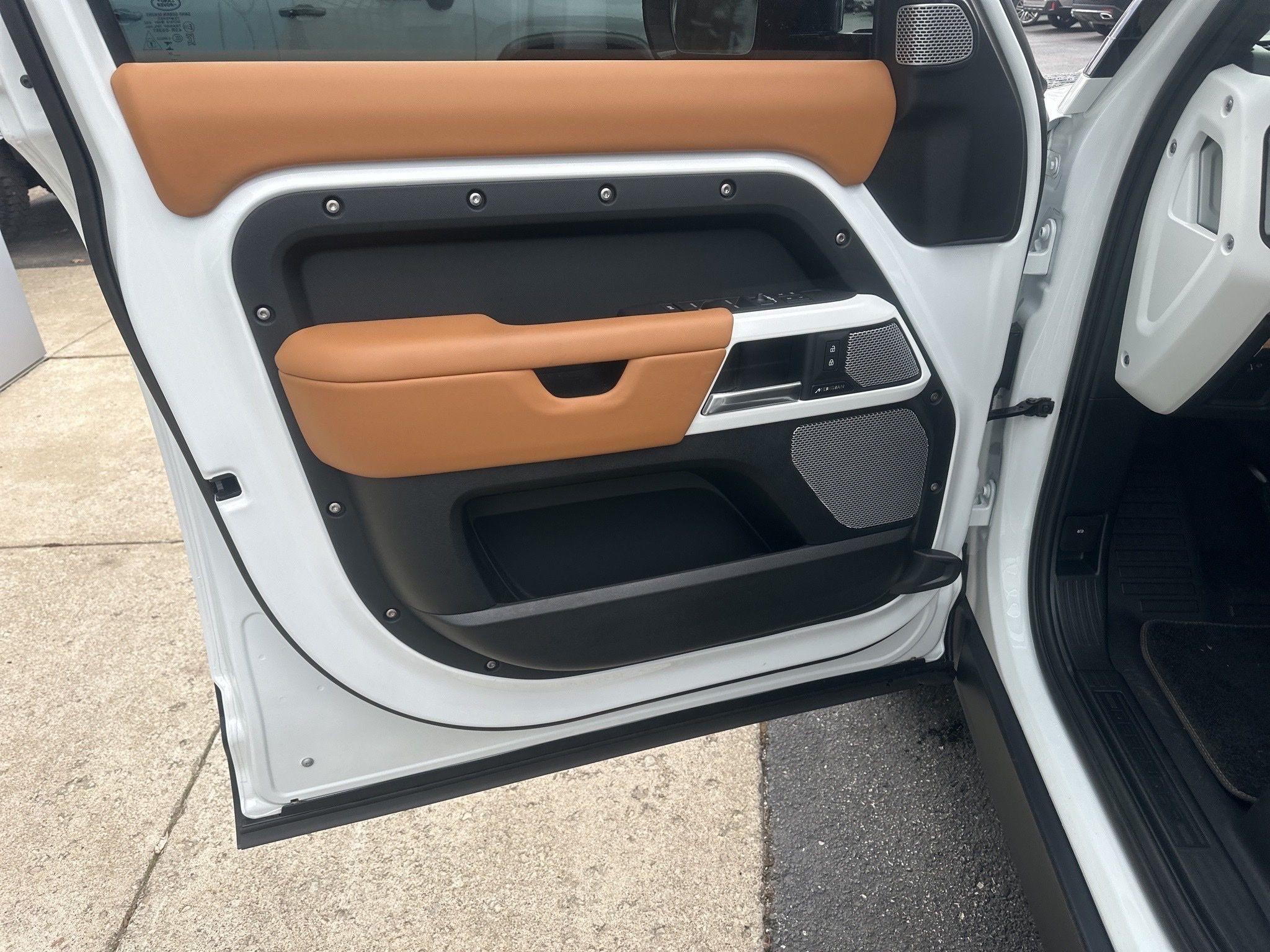 Land Rover Defender  2024