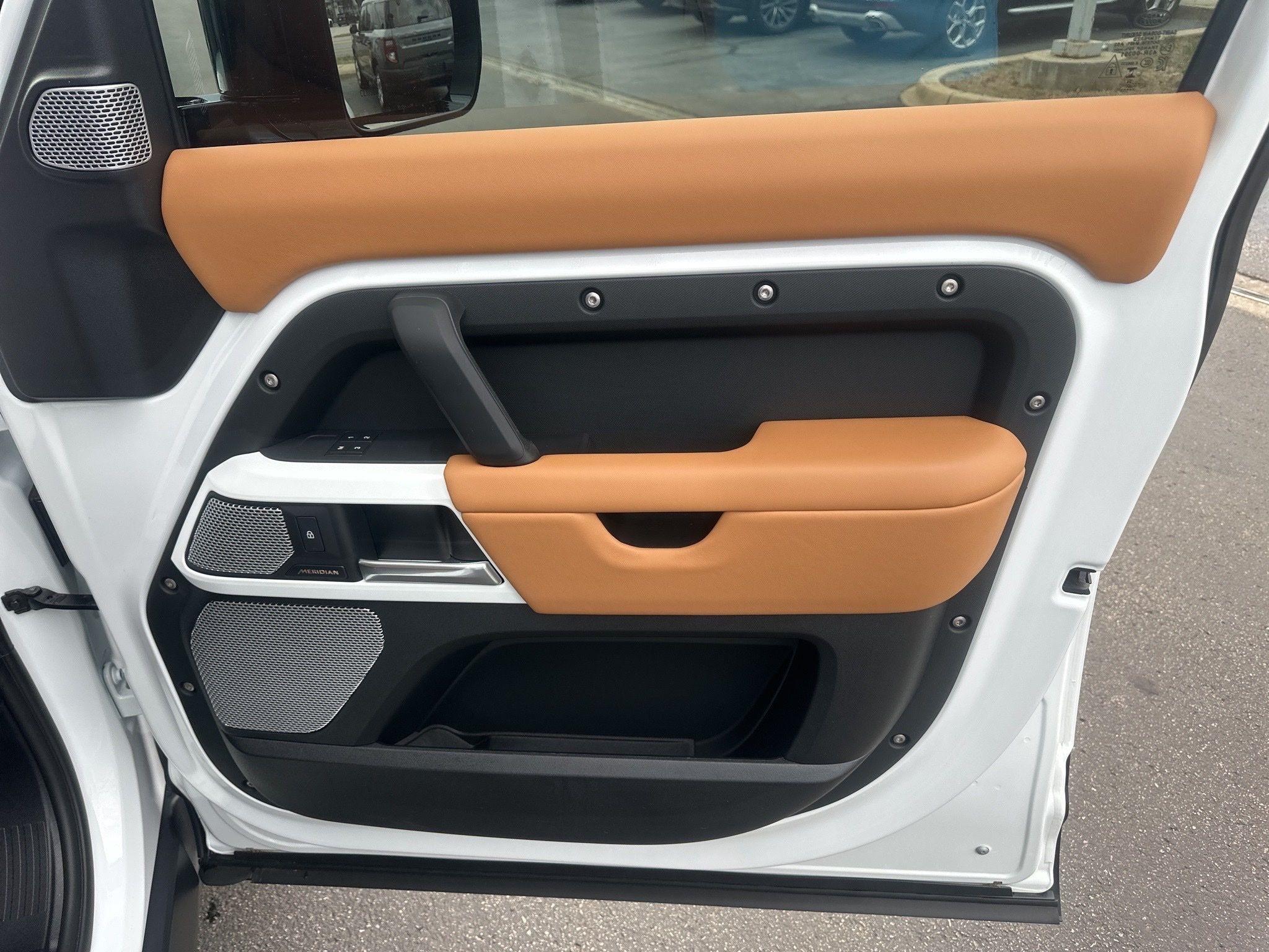 Land Rover Defender  2024