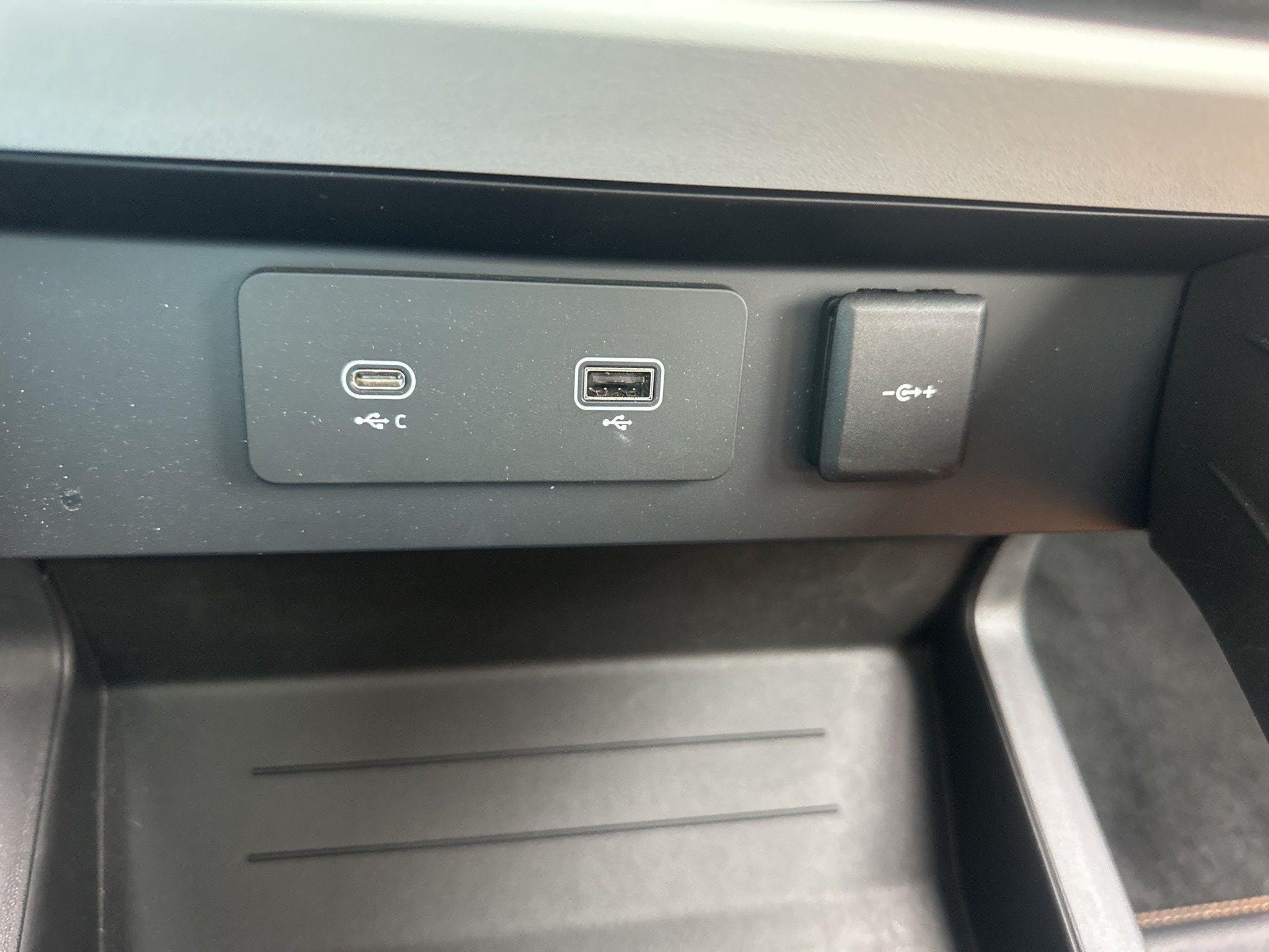 Land Rover Defender  2024