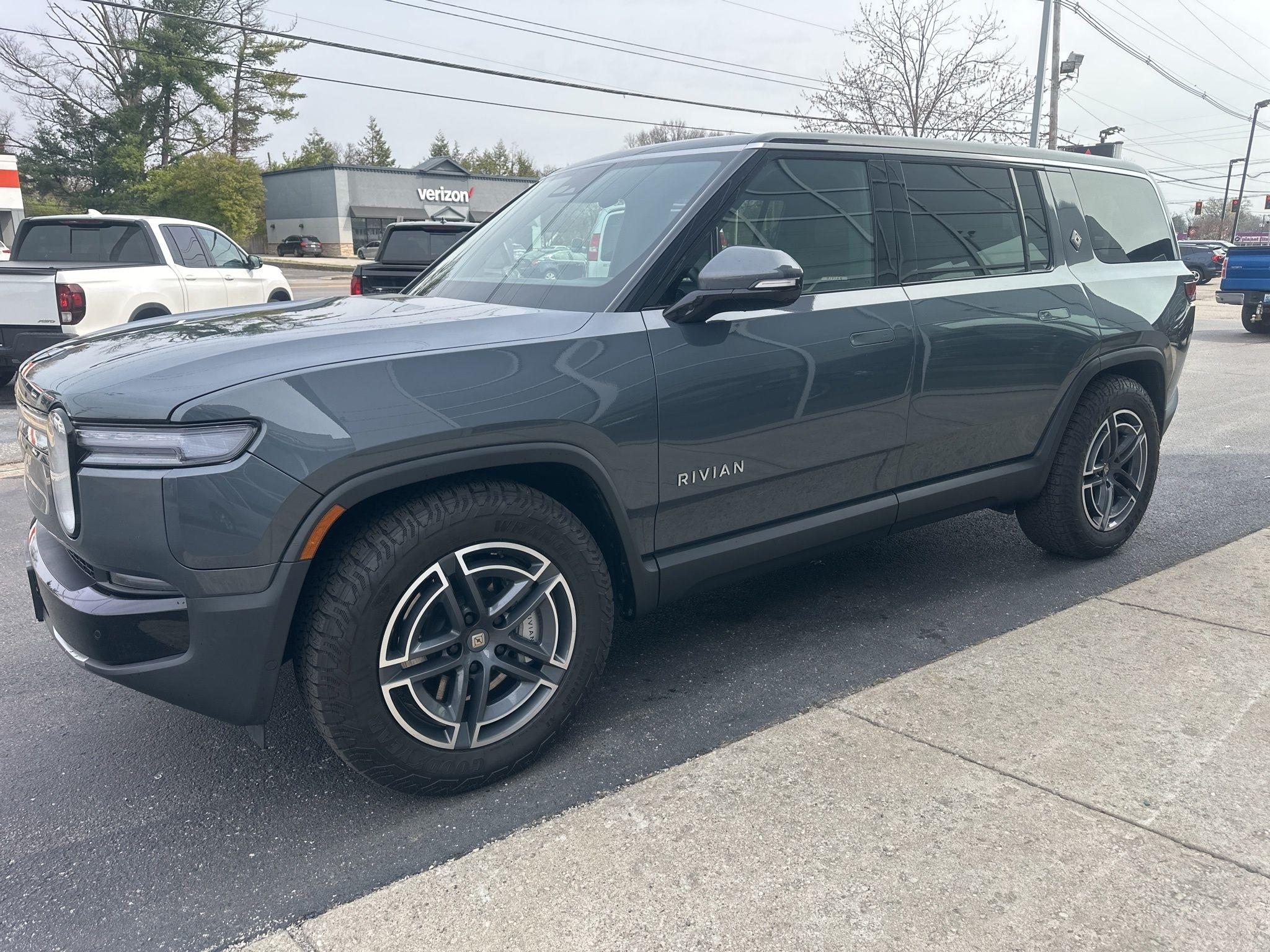 Rivian R1S  2025