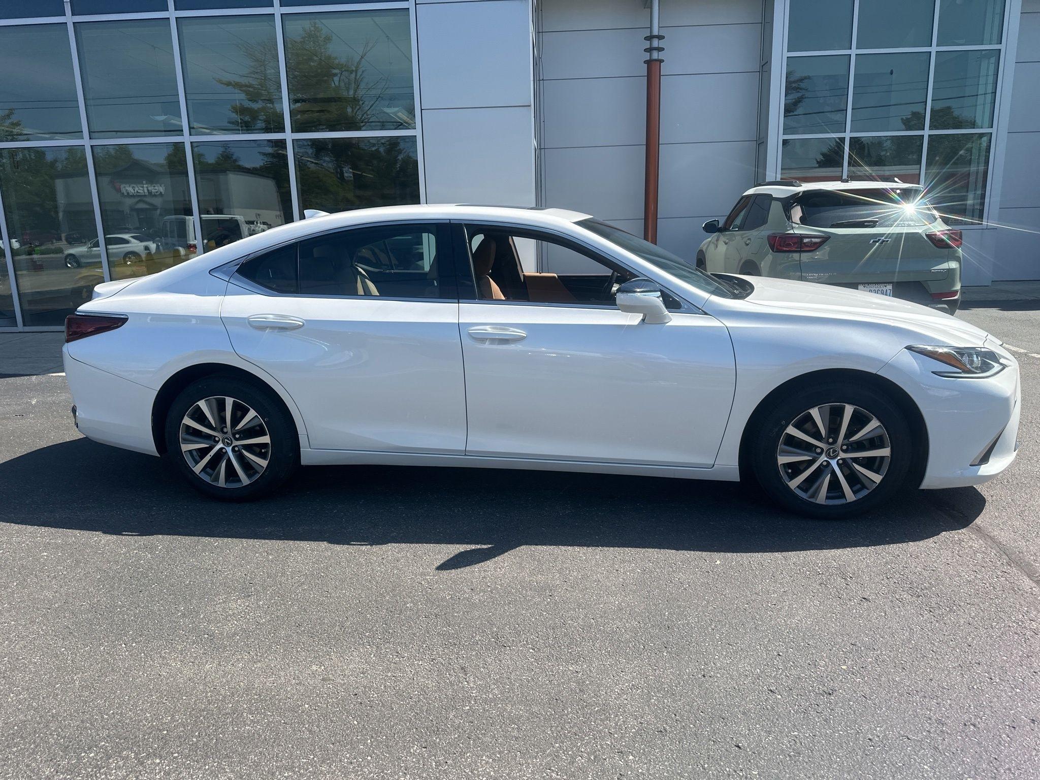 2021 Lexus ES 250 Signature's photo