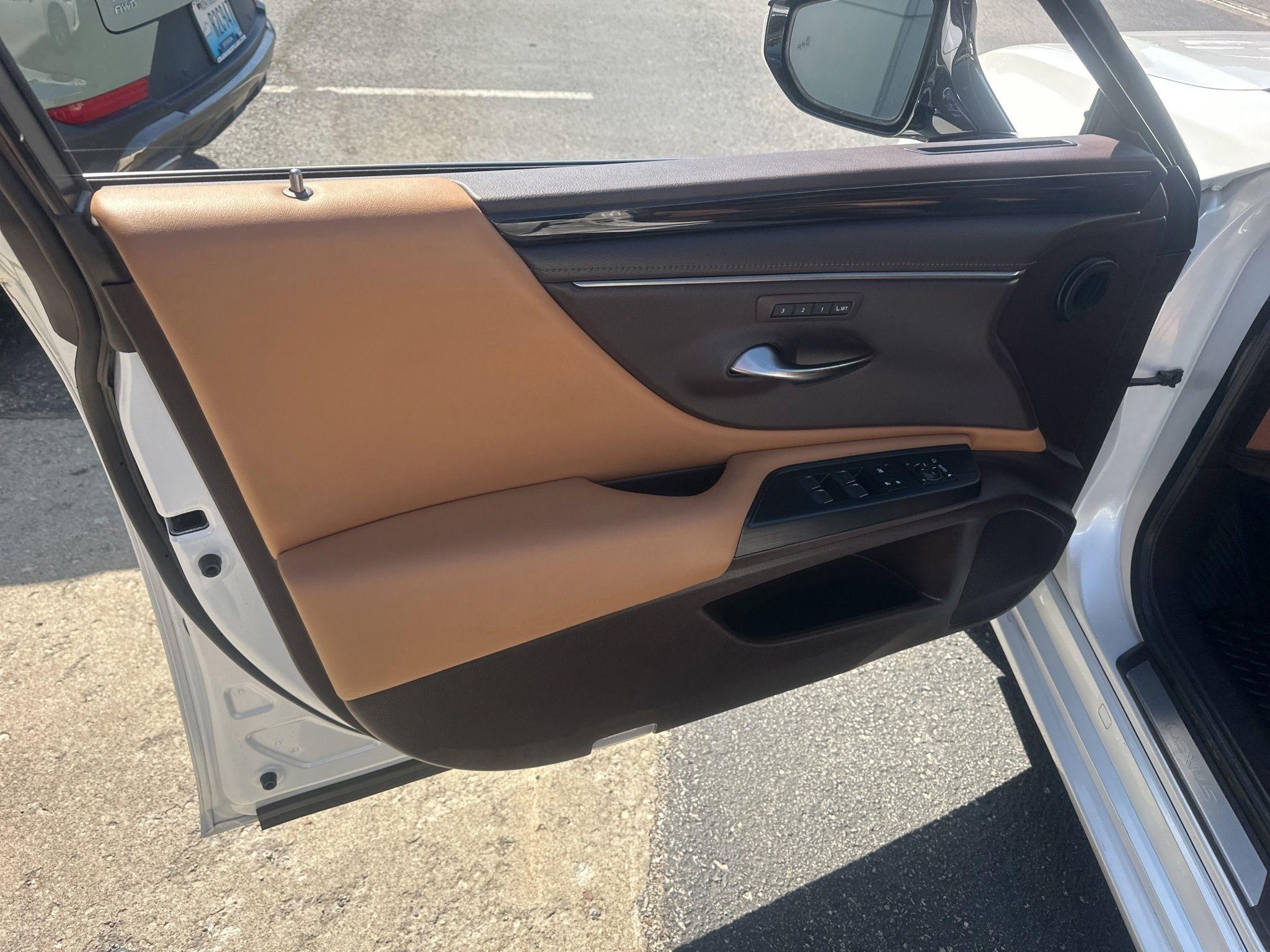 Lexus ES 250  2021