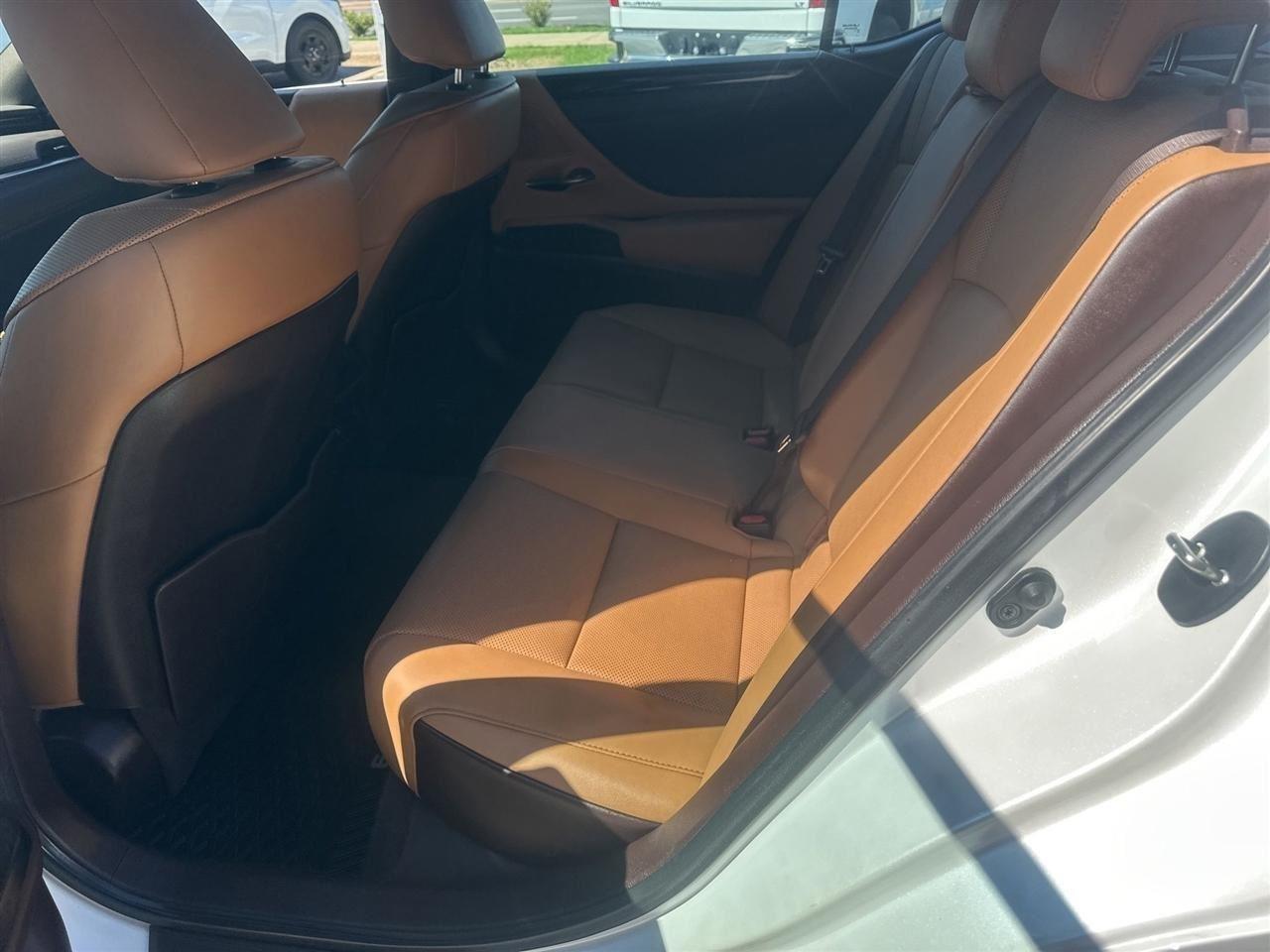 Lexus ES 250  2021