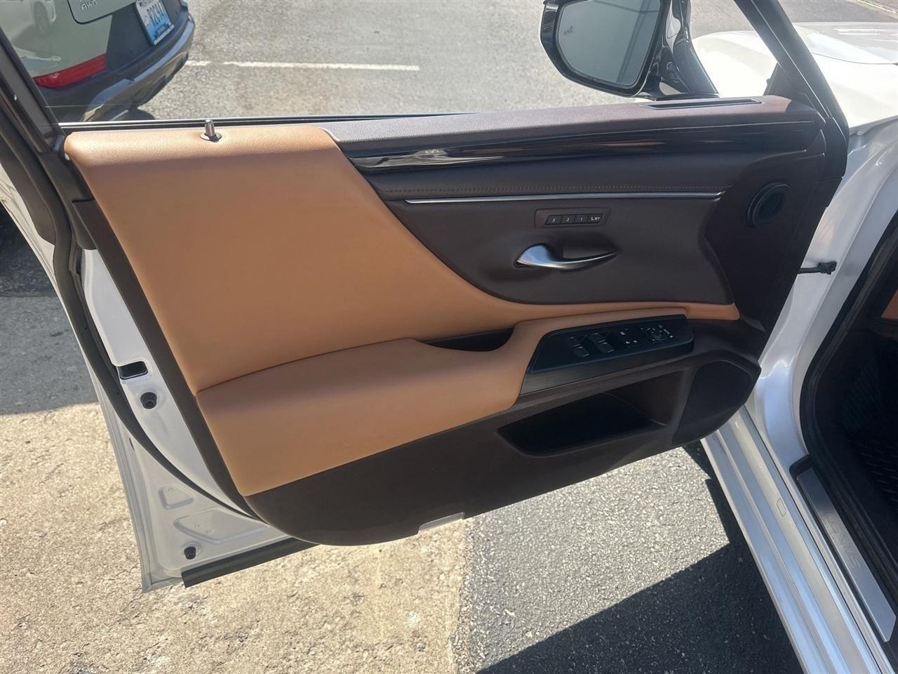 Lexus ES 250  2021