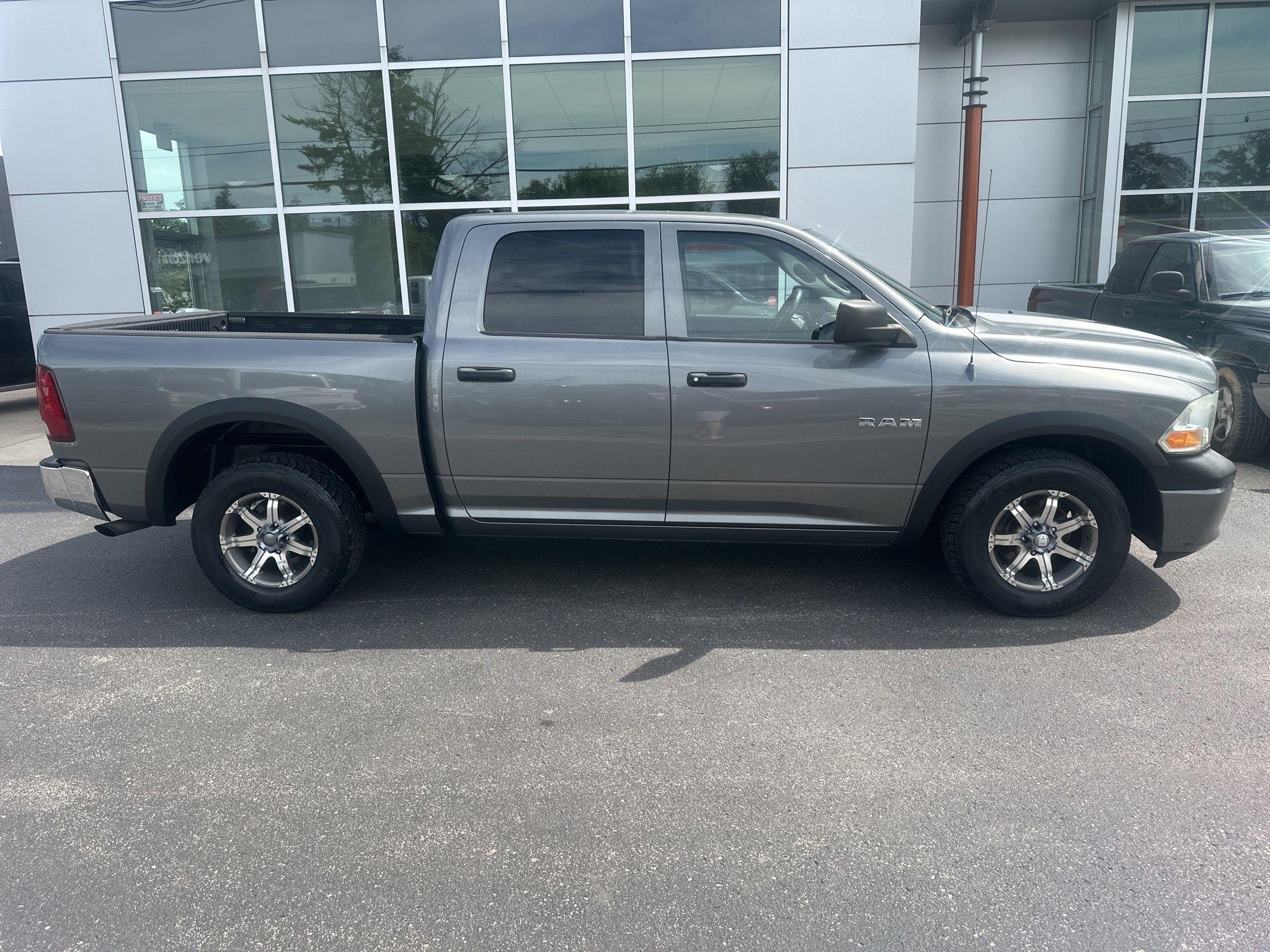 2010 RAM 1500 ST Crew Cab's photo