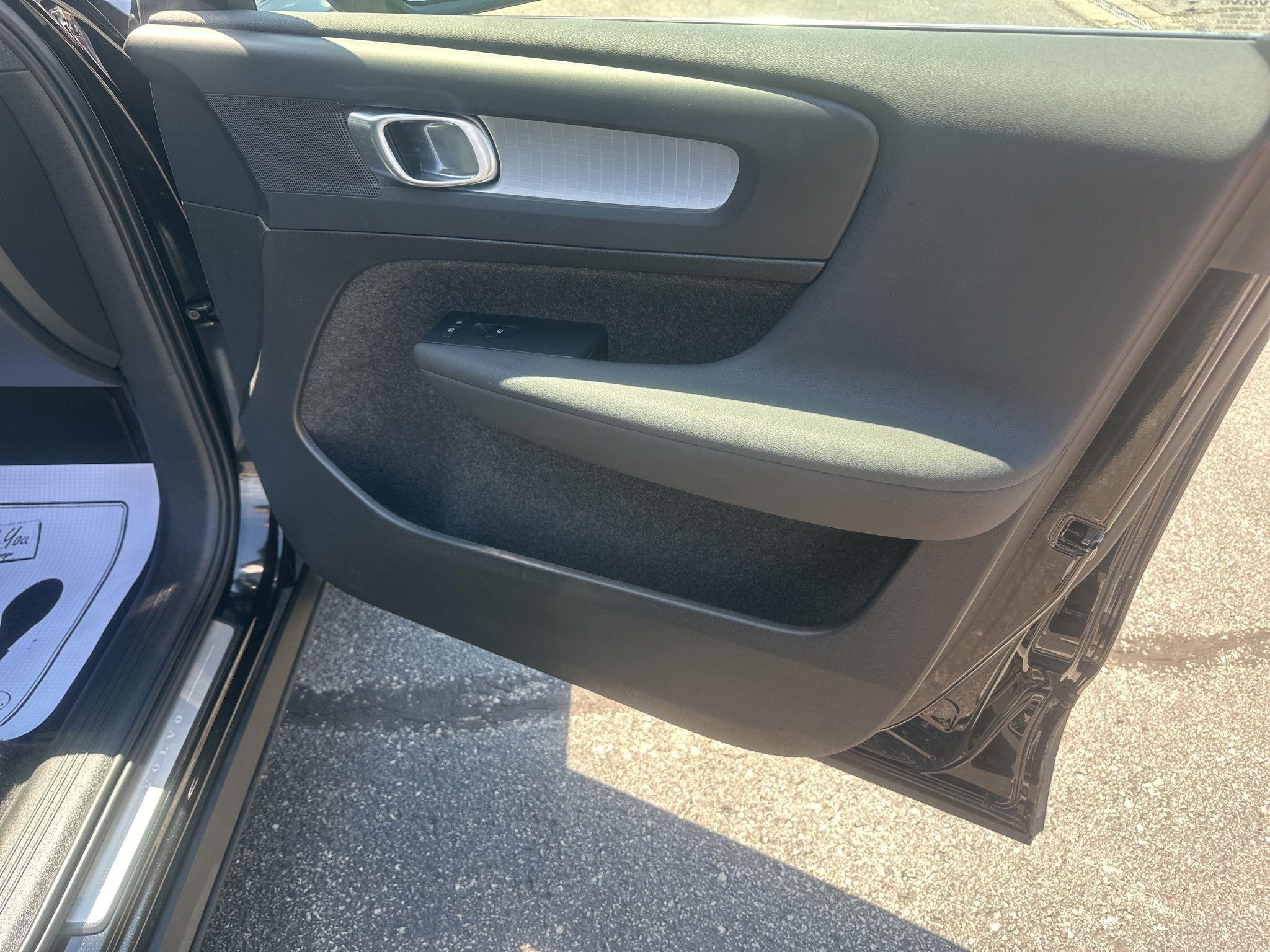 Volvo XC40  2025