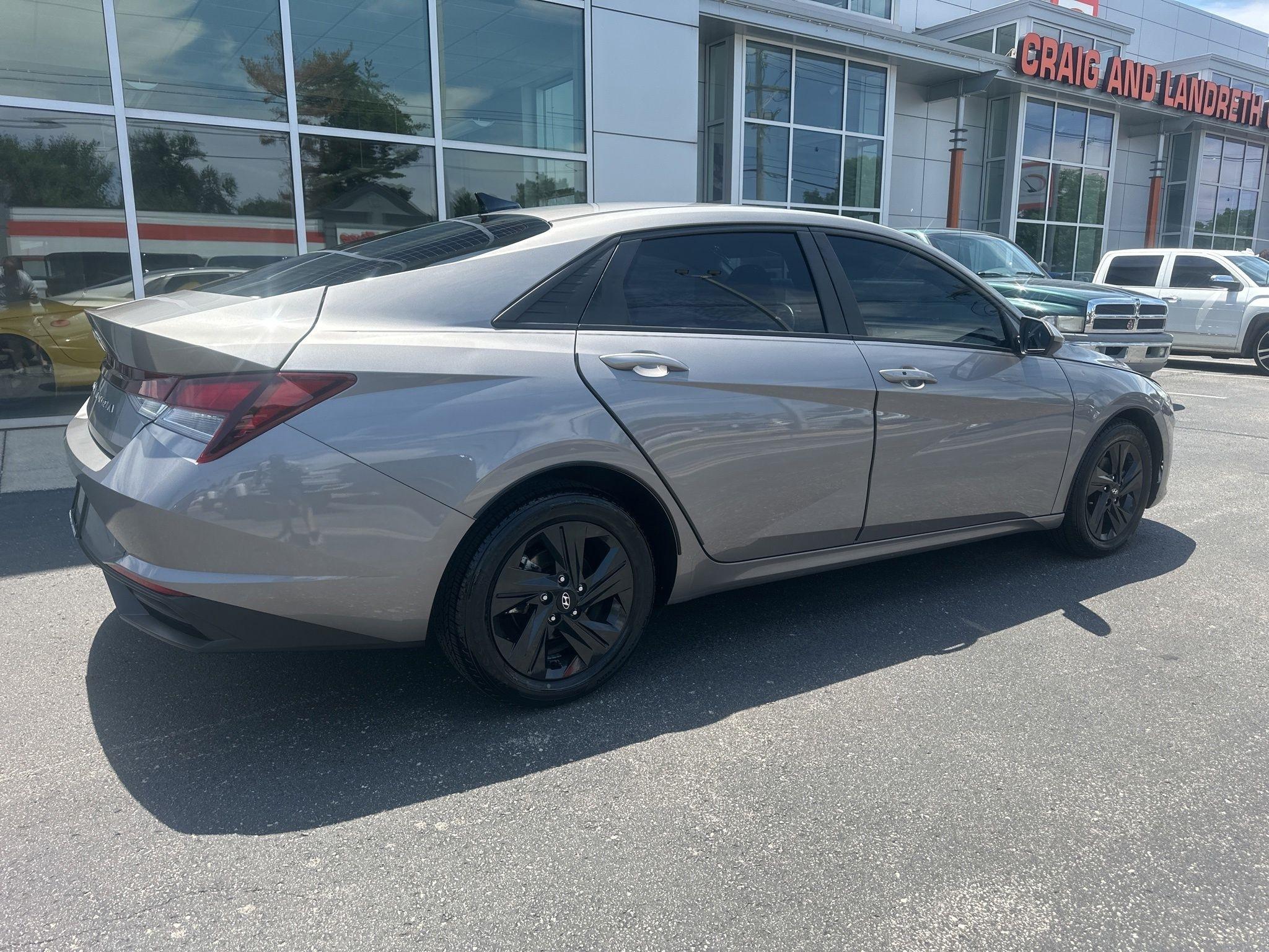 Hyundai Elantra  2021
