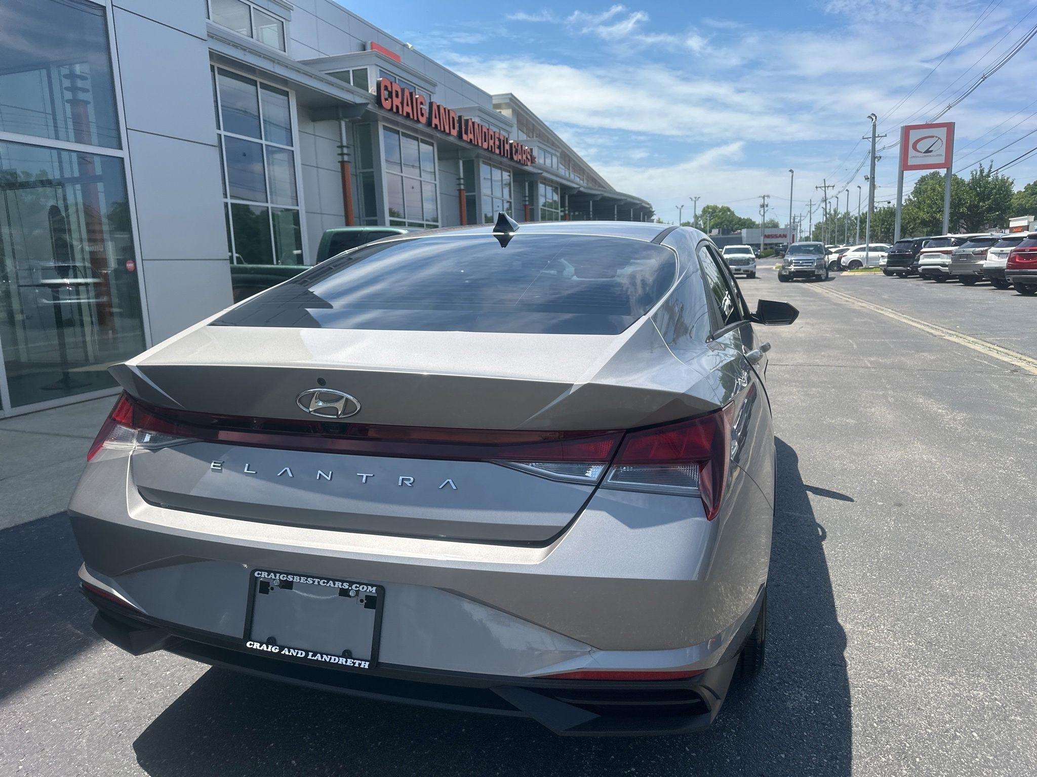 Hyundai Elantra  2021