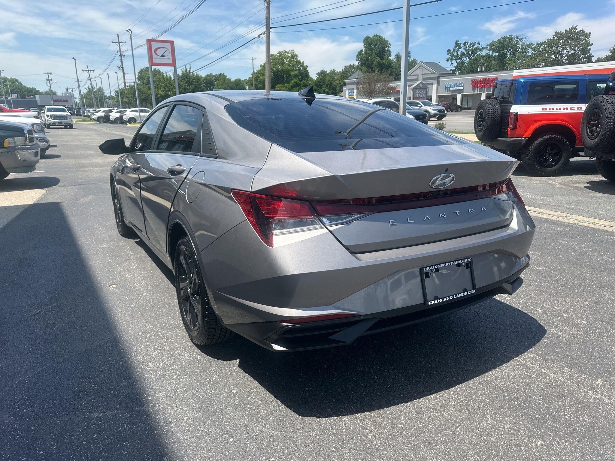 Hyundai Elantra  2021