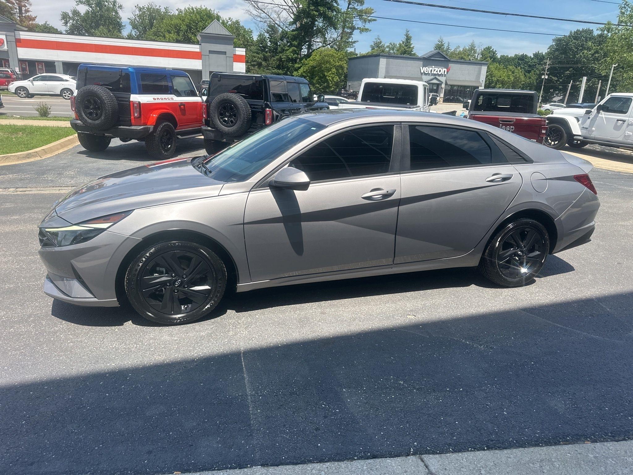 Hyundai Elantra  2021