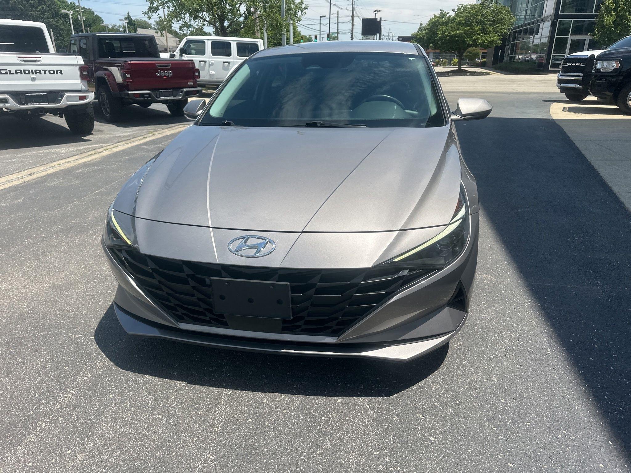Hyundai Elantra  2021