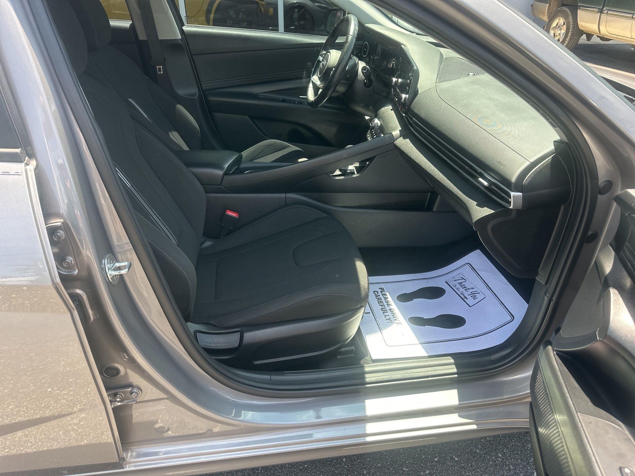 Hyundai Elantra  2021