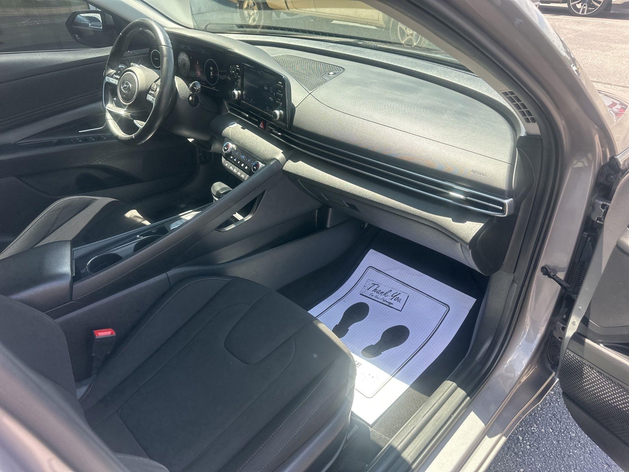 Hyundai Elantra  2021