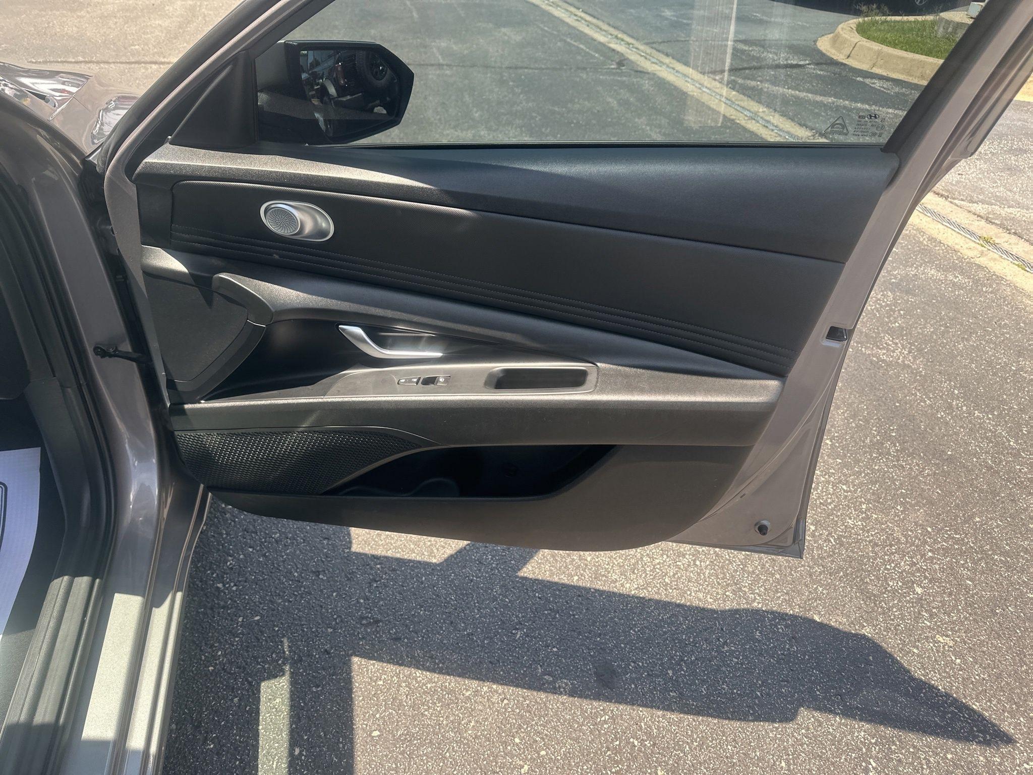 Hyundai Elantra  2021