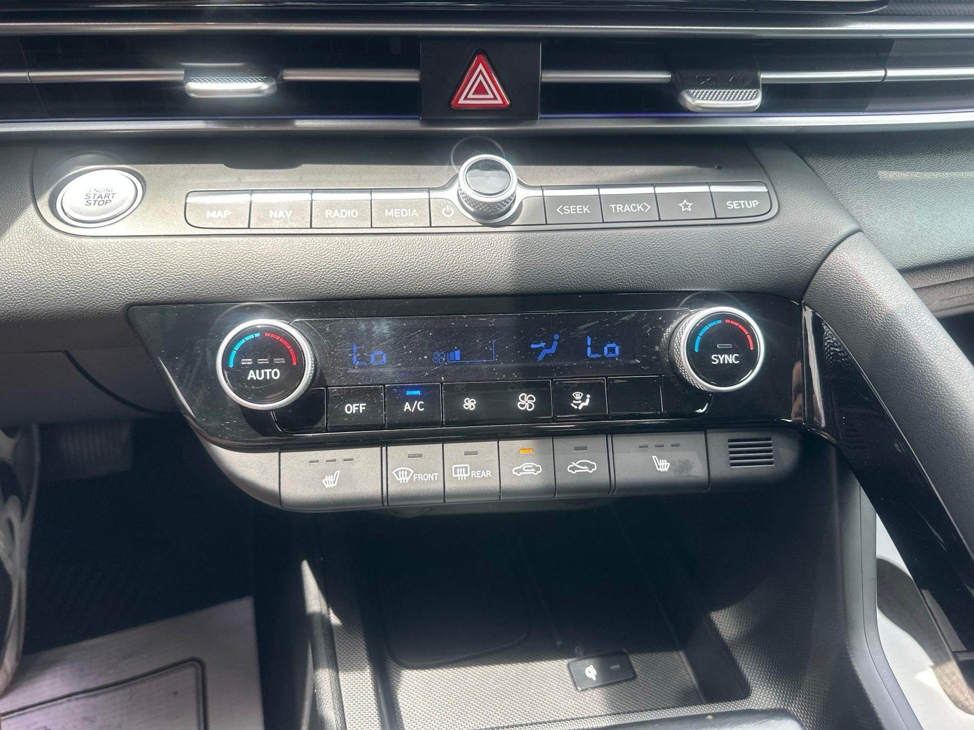 Hyundai Elantra  2025