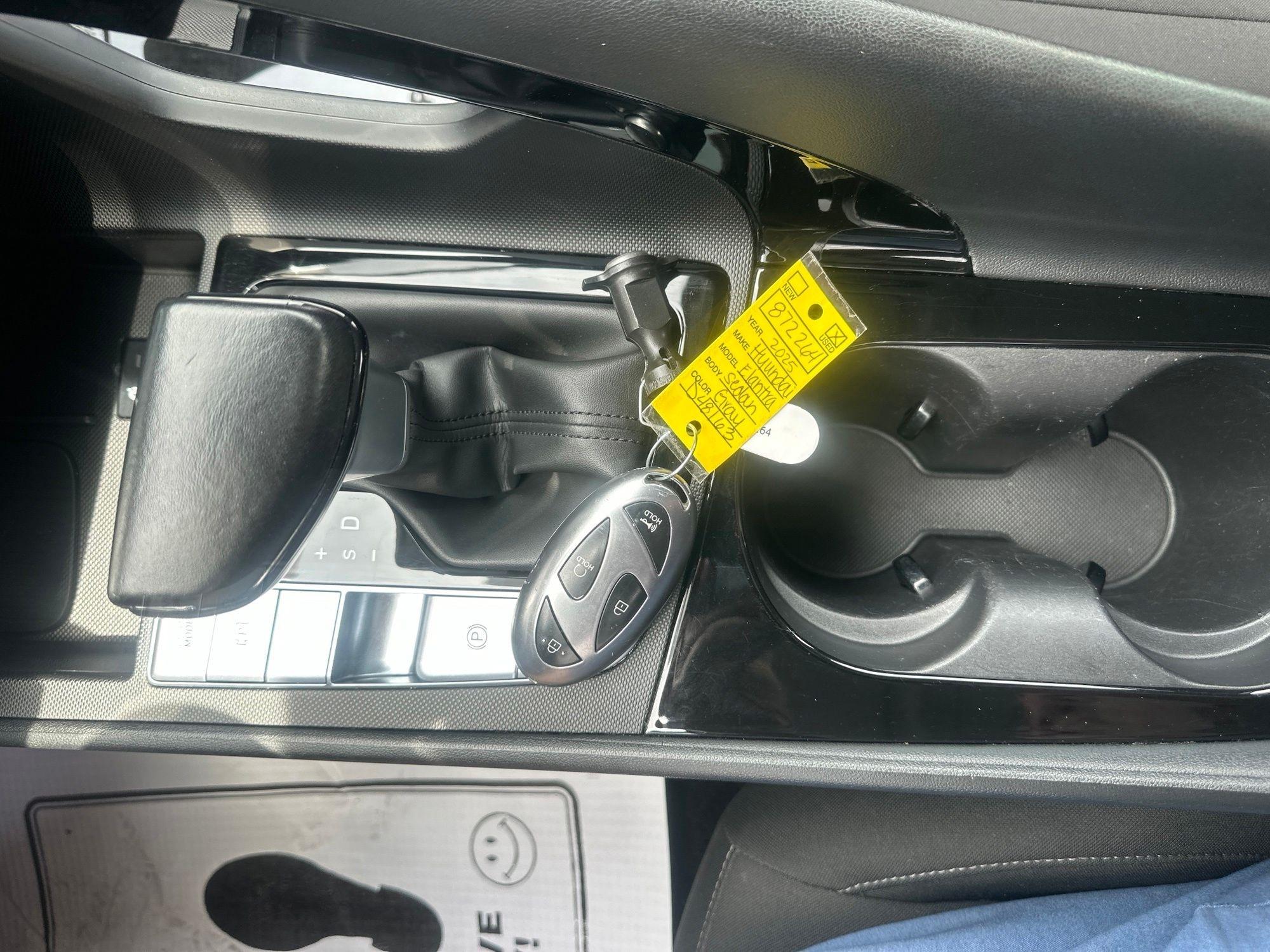 Hyundai Elantra  2025