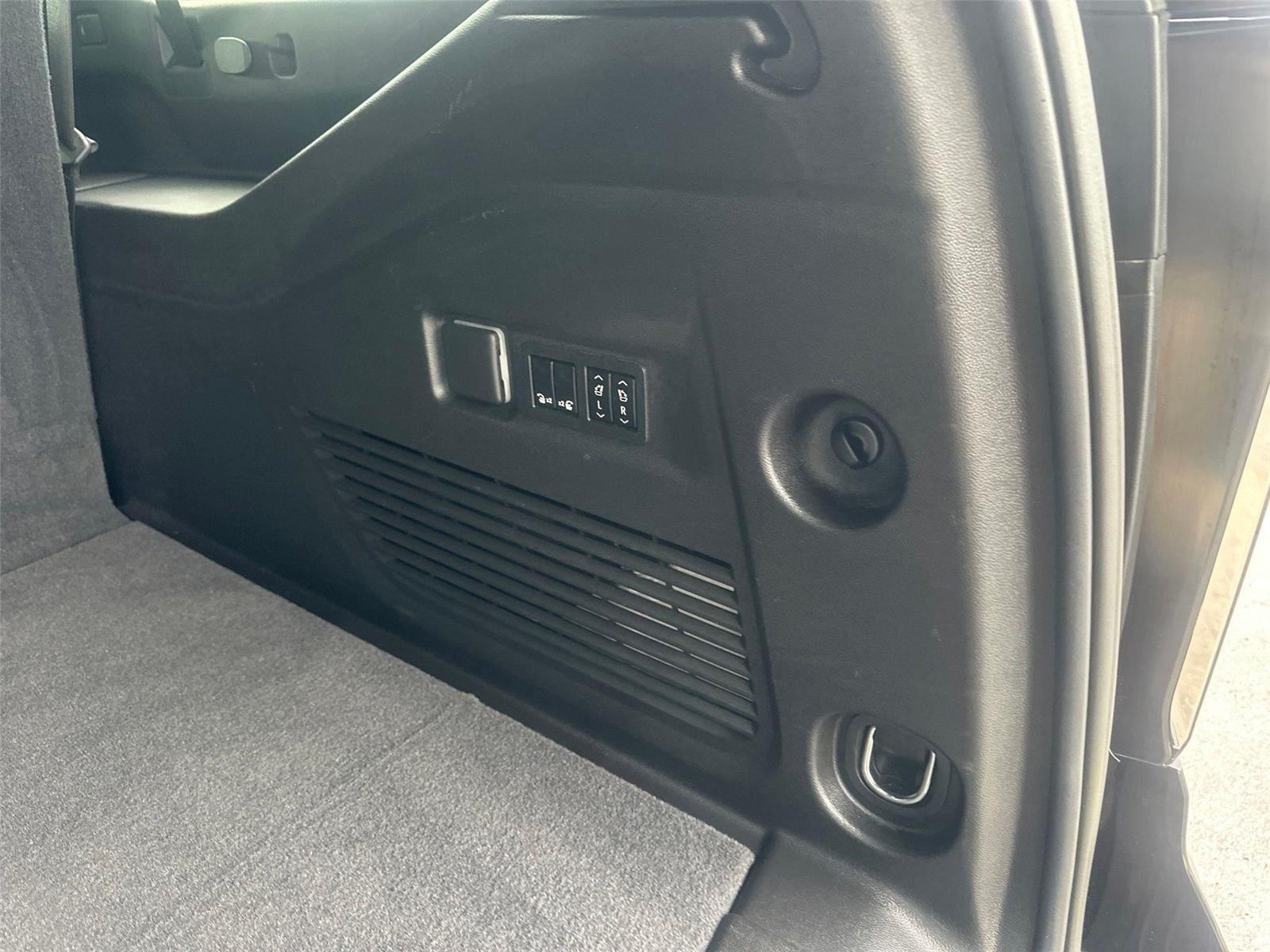 Chevrolet Suburban  2021