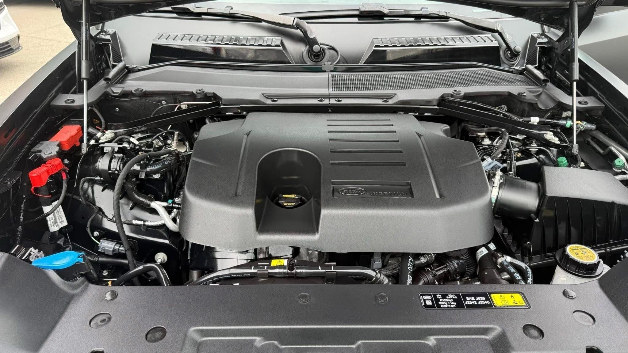 Land Rover Defender  2025