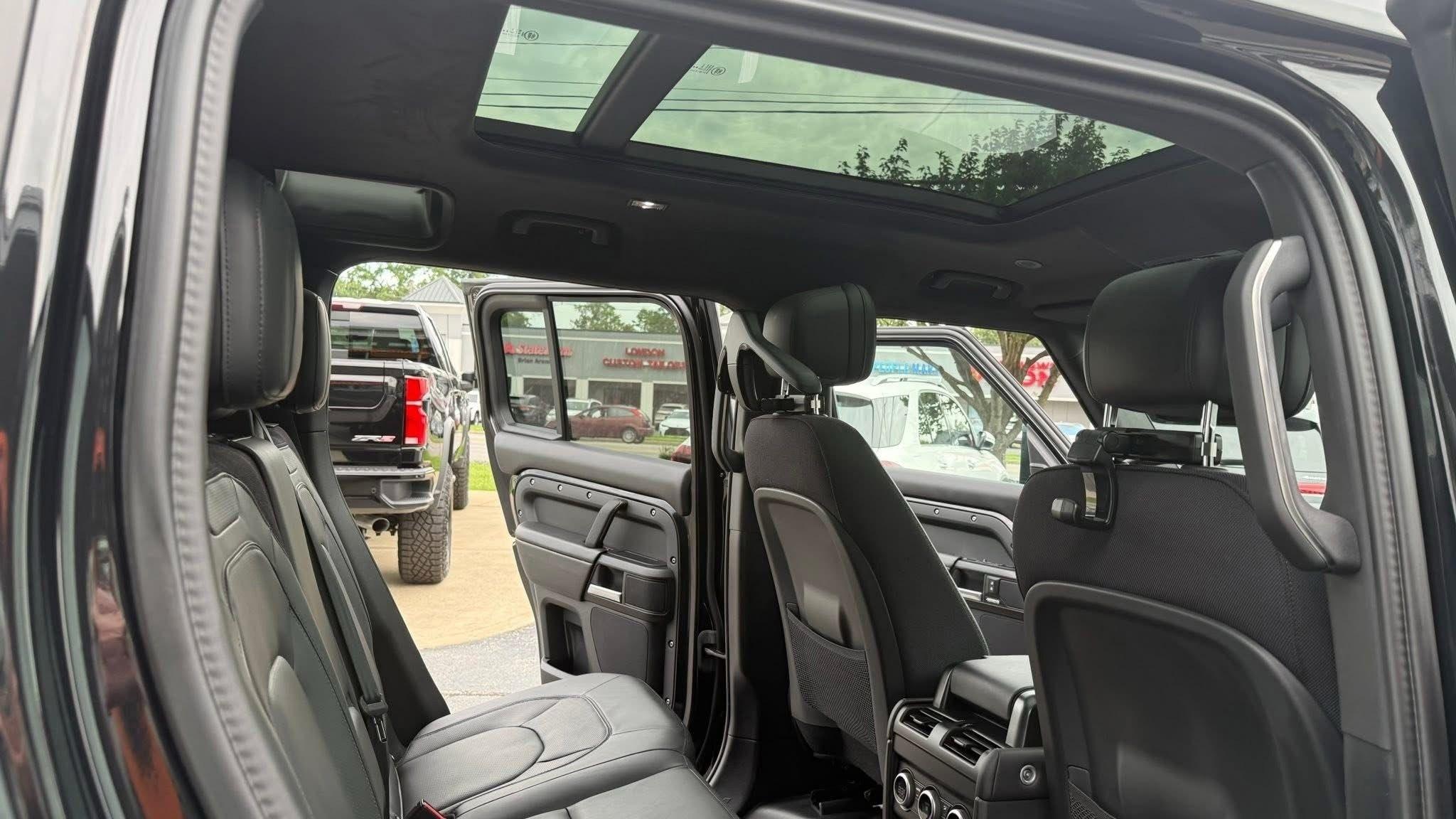 Land Rover Defender  2025