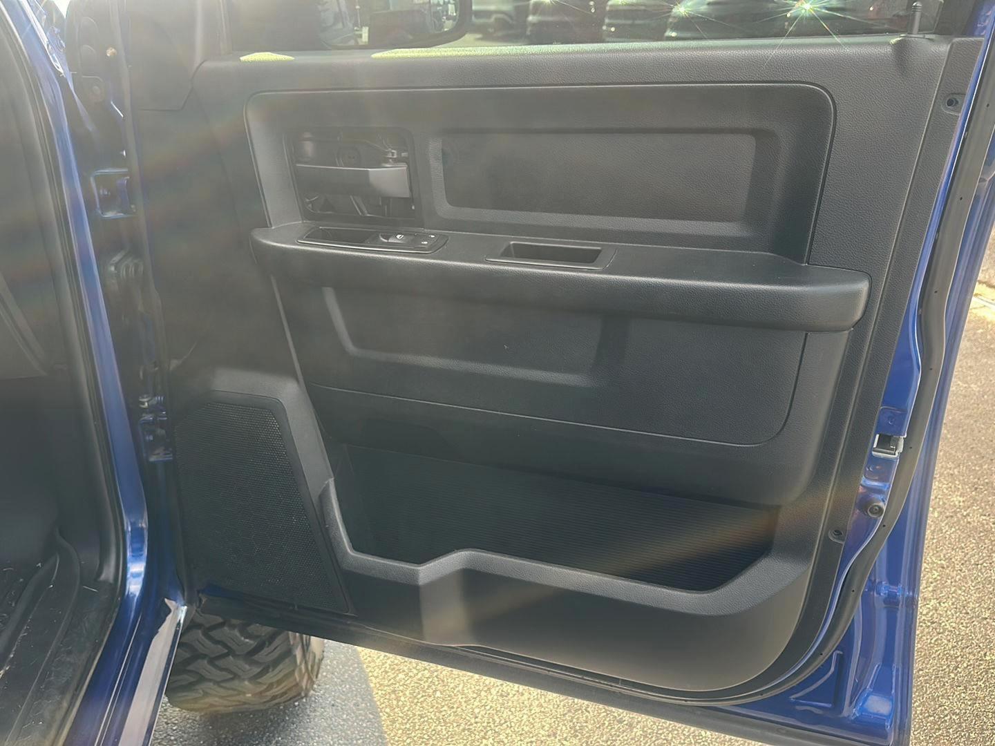 RAM 1500 Tradesman Crew Cab SWB 4WD 2015