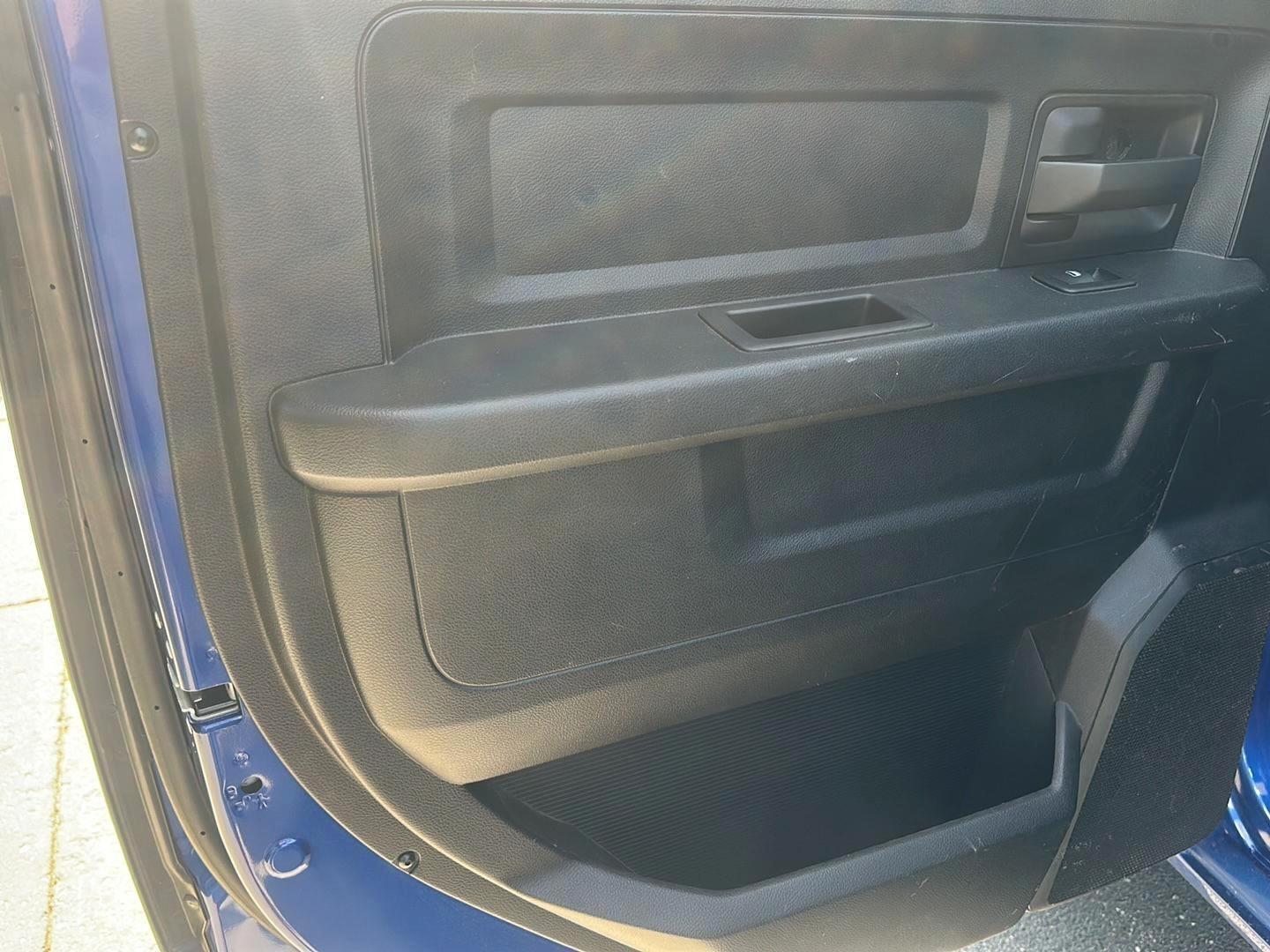 RAM 1500 Tradesman Crew Cab SWB 4WD 2015