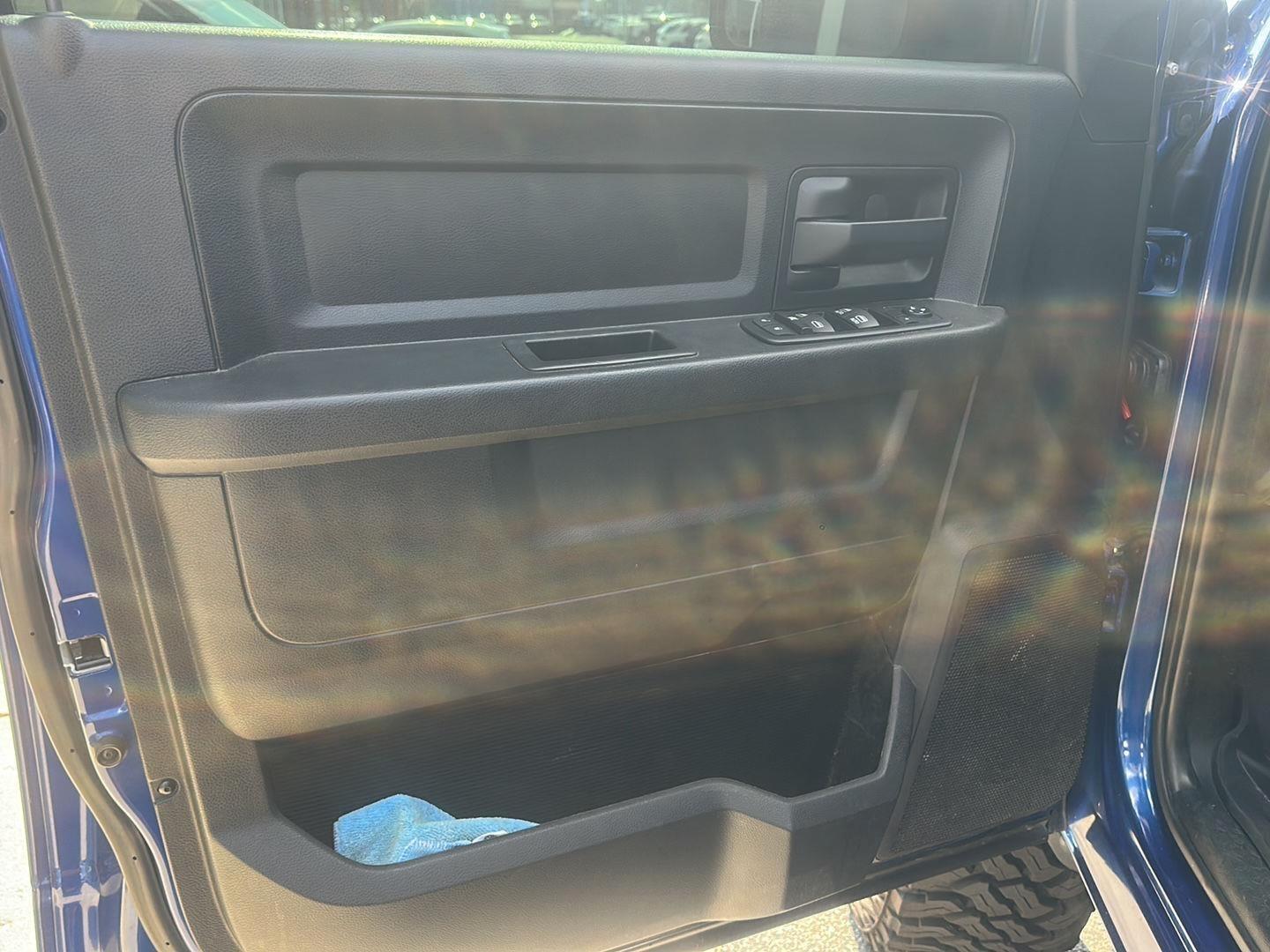 RAM 1500 Tradesman Crew Cab SWB 4WD 2015