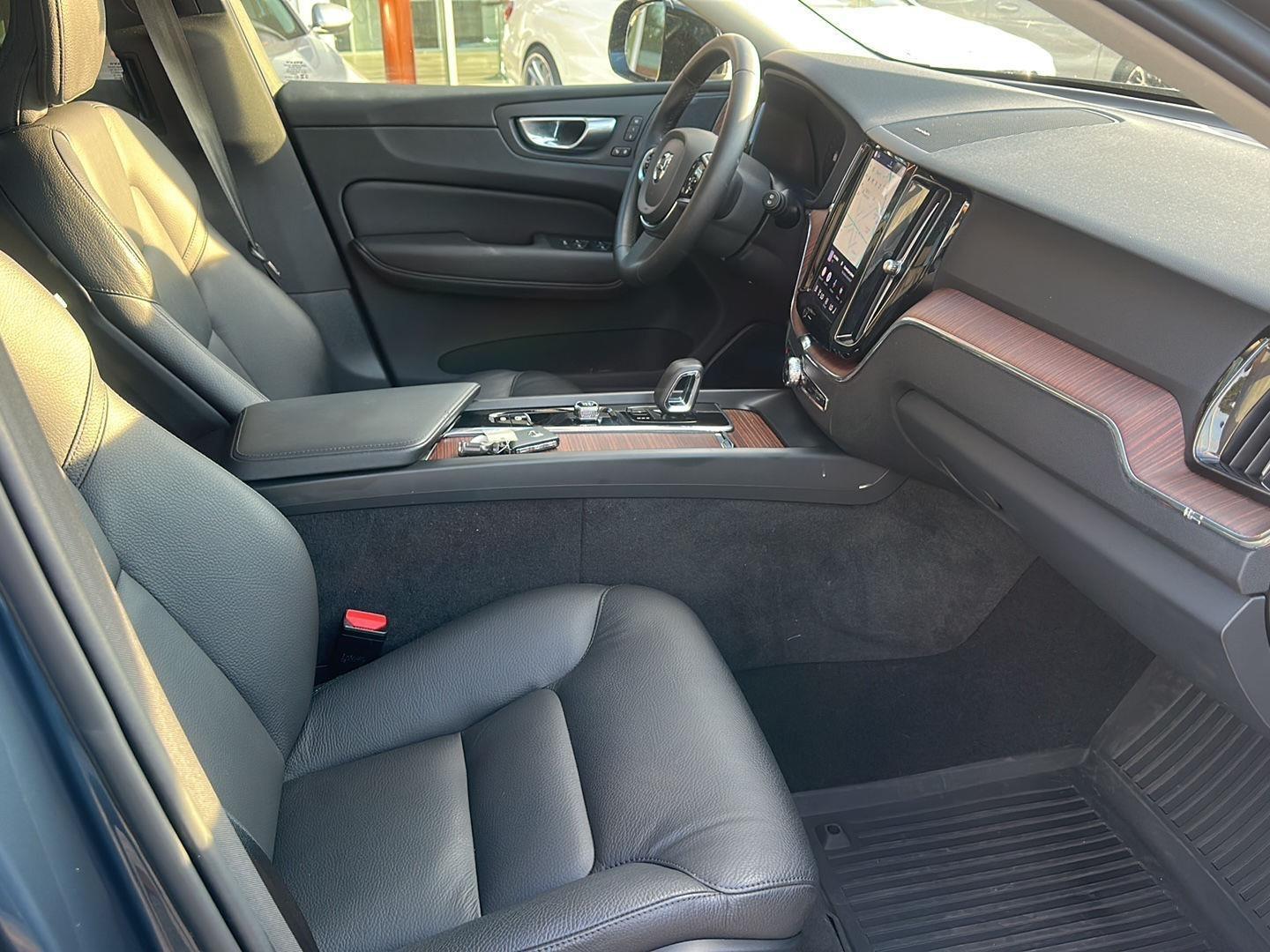 Volvo XC60 B5 Plus Dark AWD 2024
