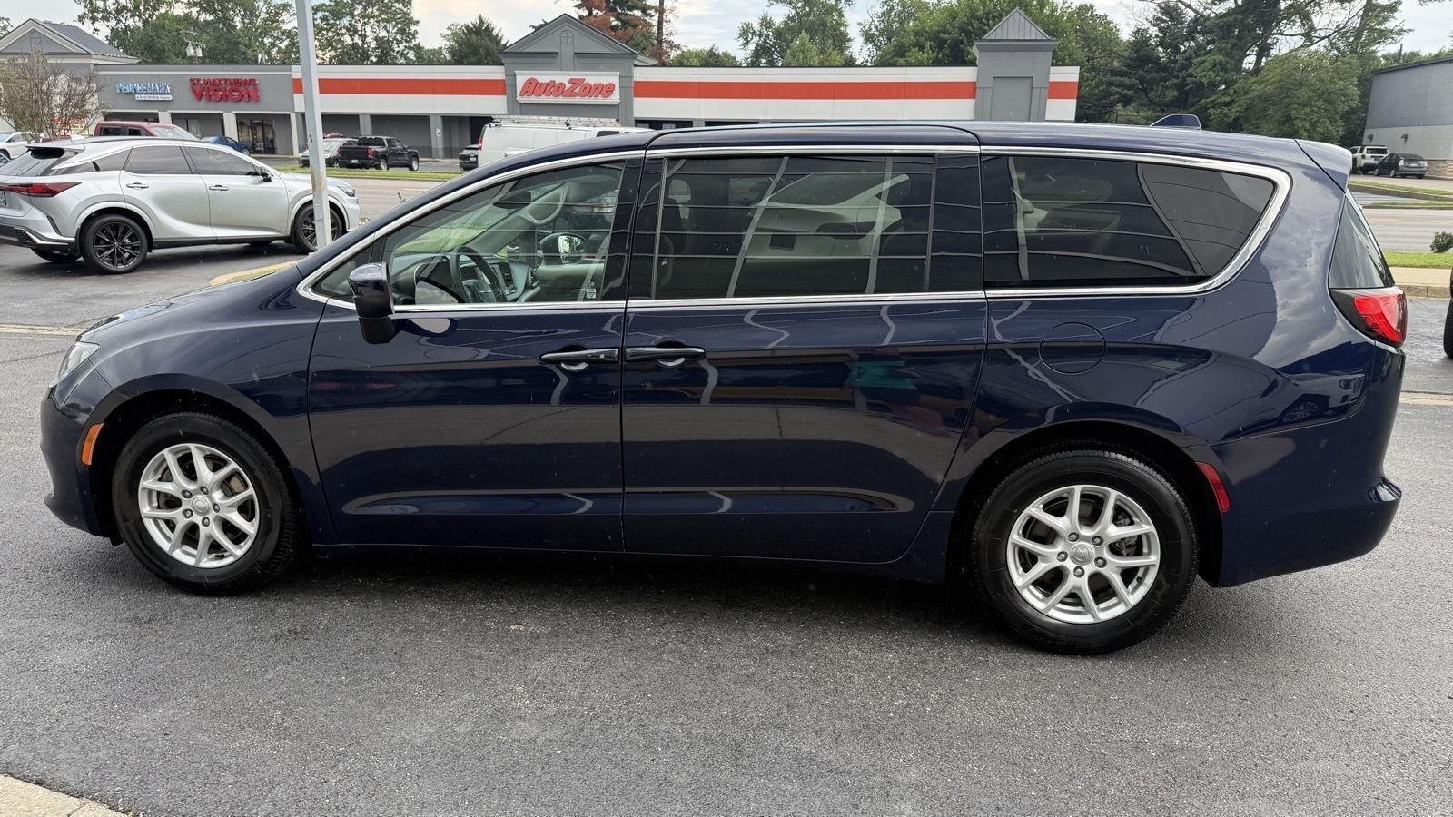 Chrysler Pacifica LX 2017