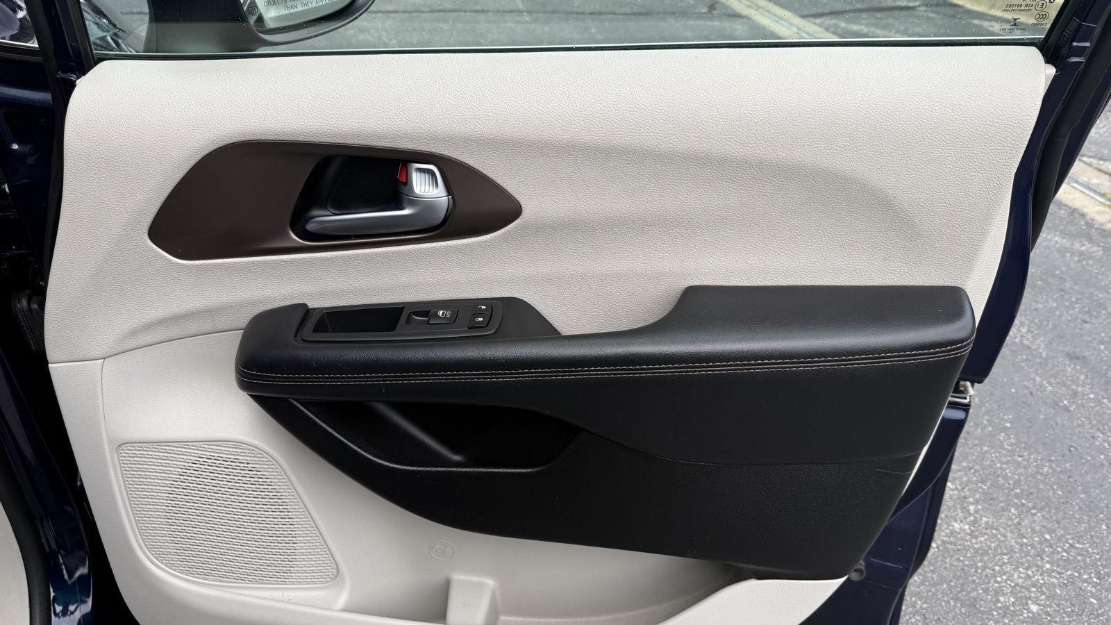 Chrysler Pacifica LX 2017