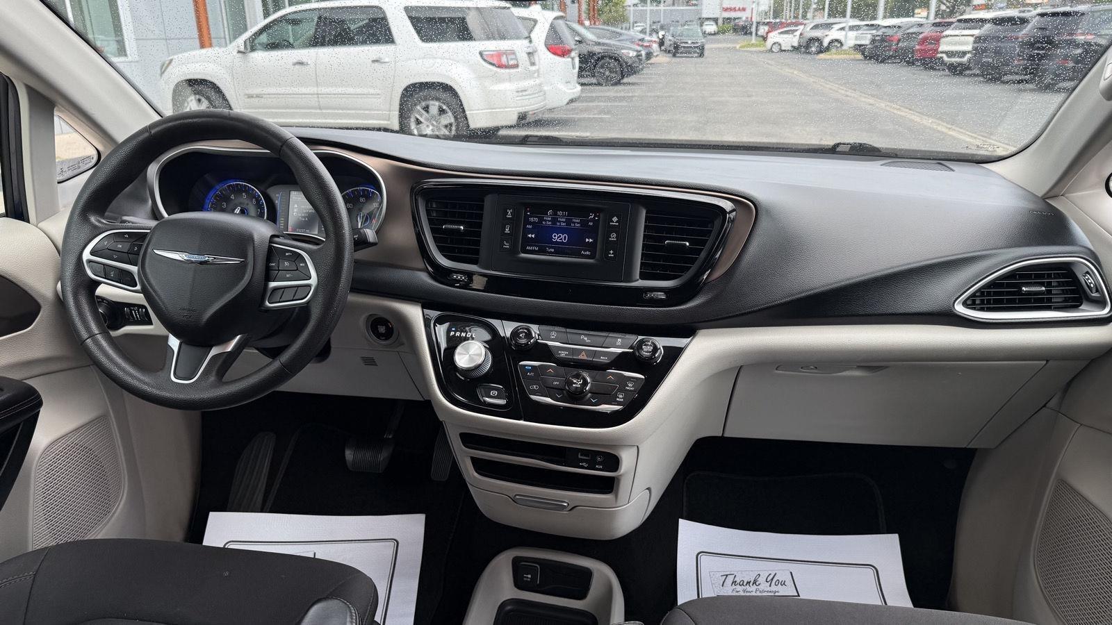 Chrysler Pacifica LX 2017