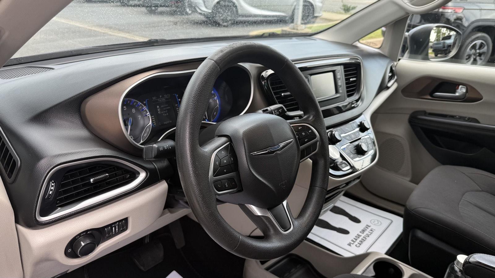 Chrysler Pacifica LX 2017