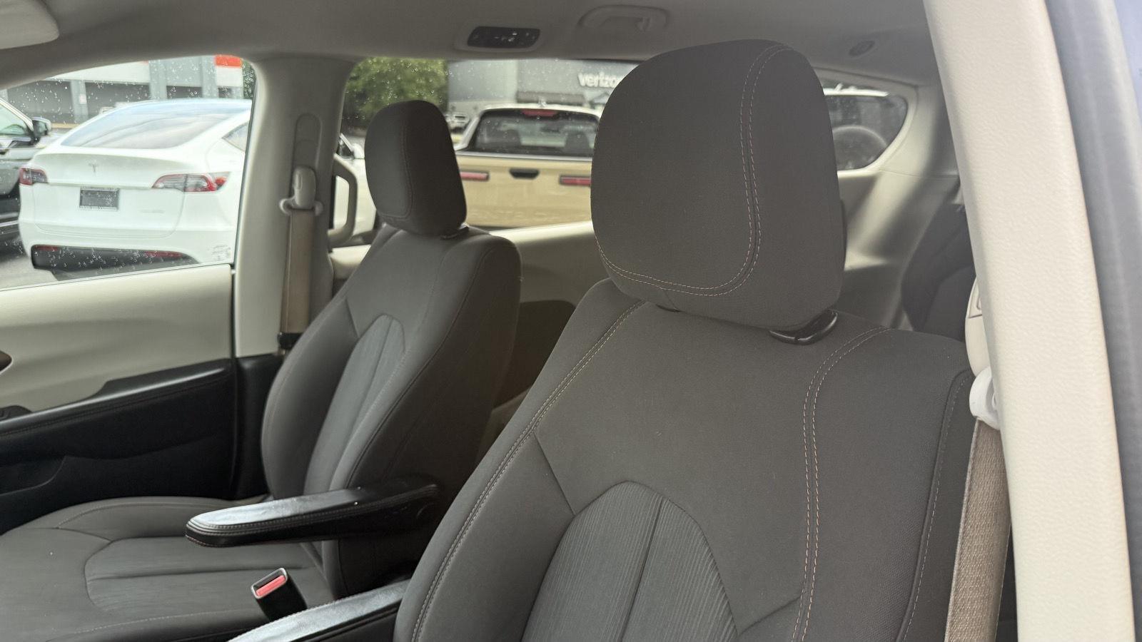 Chrysler Pacifica LX 2017