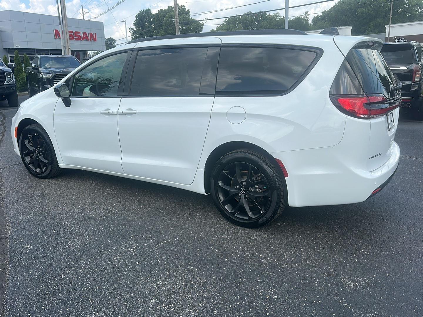 Chrysler Pacifica Touring L AWD 2024
