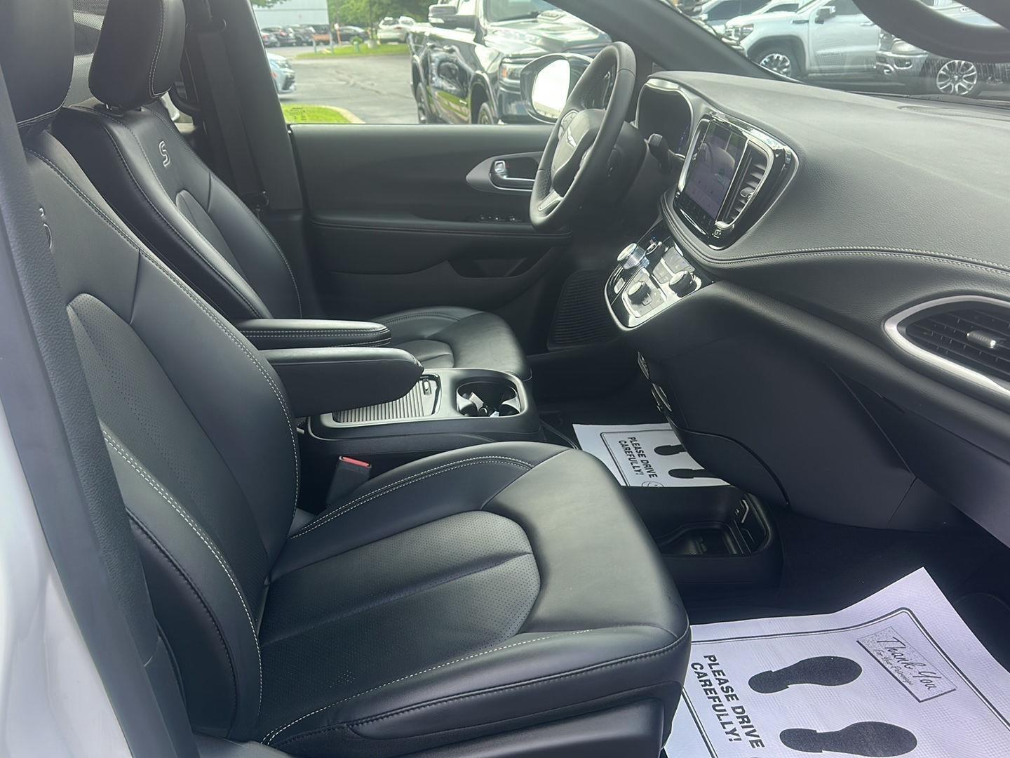 Chrysler Pacifica Touring L AWD 2024