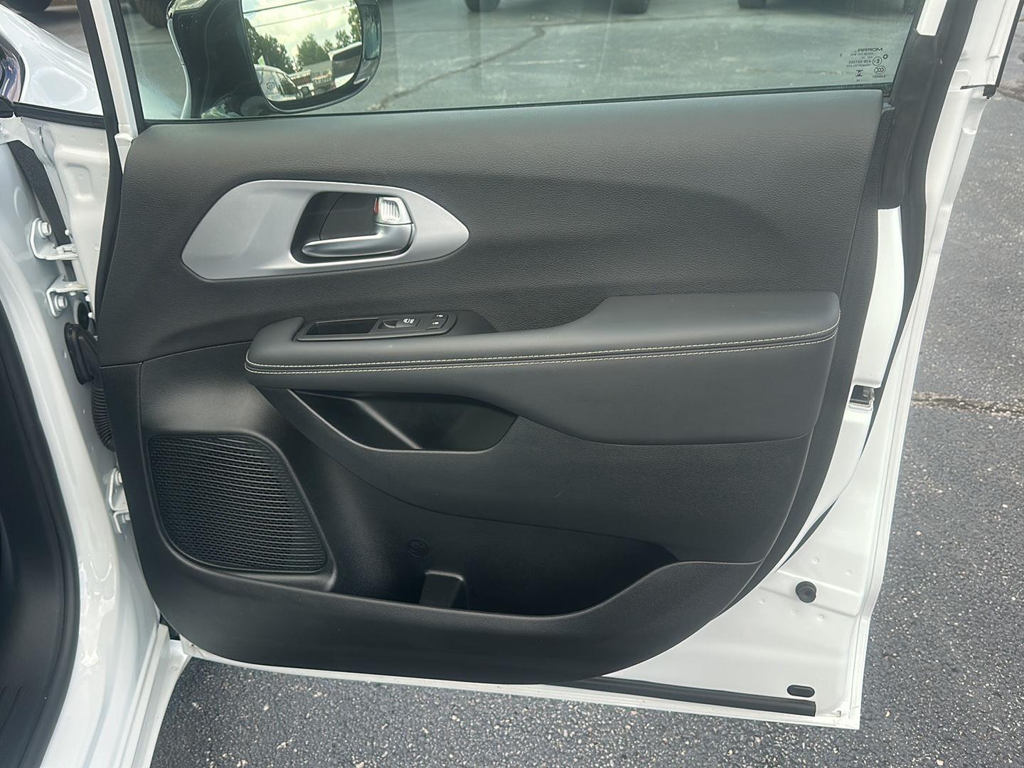 Chrysler Pacifica Touring L AWD 2024
