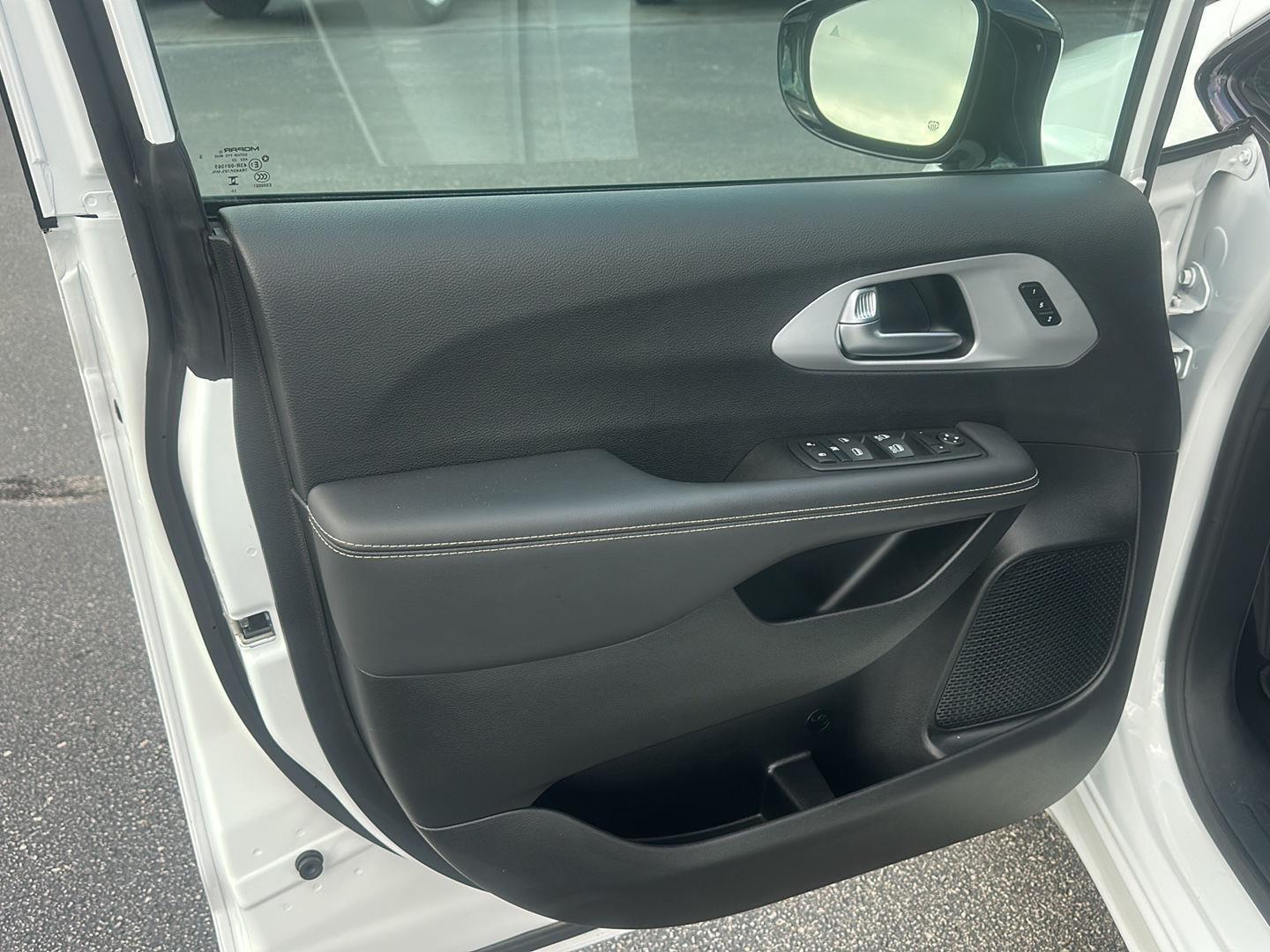 Chrysler Pacifica Touring L AWD 2024