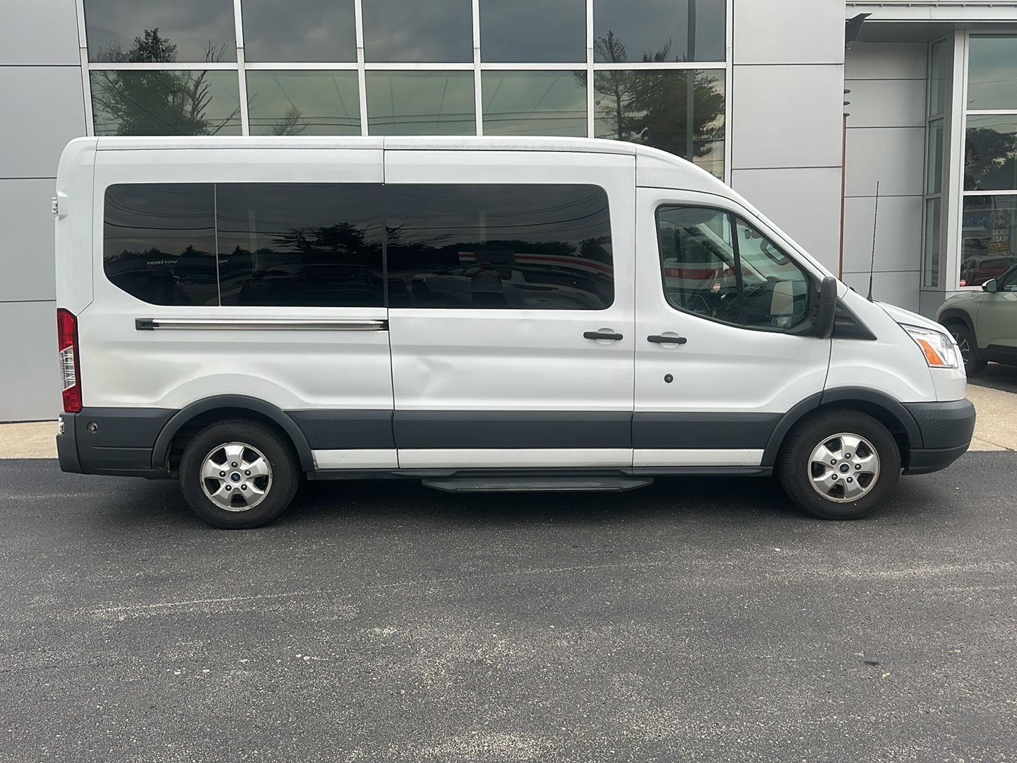 Ford Transit 350 Wagon Med. Roof XLT w/Sliding Pass. 148-in. WB 2018