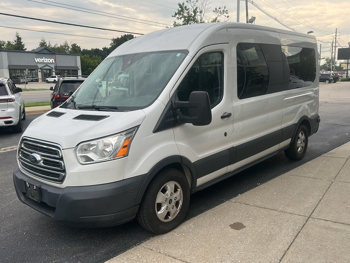 Ford Transit 350 Wagon Med. Roof XLT w/Sliding Pass. 148-in. WB 2018