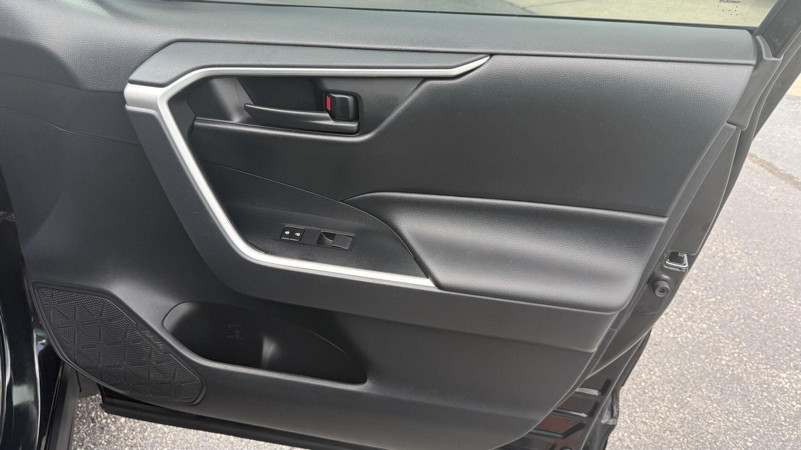 Toyota RAV4 LE AWD 2019