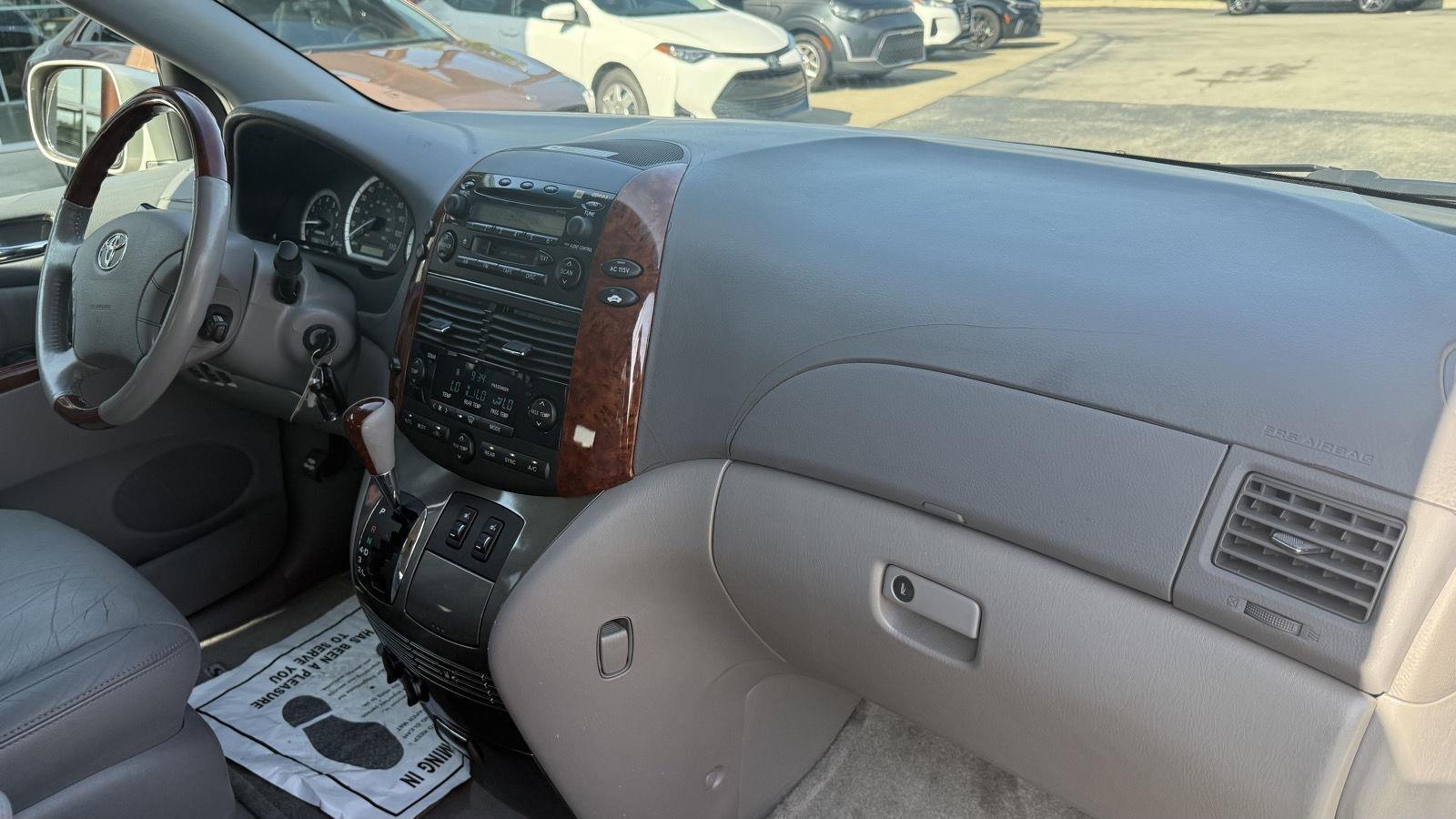 Toyota Sienna XLE 2004