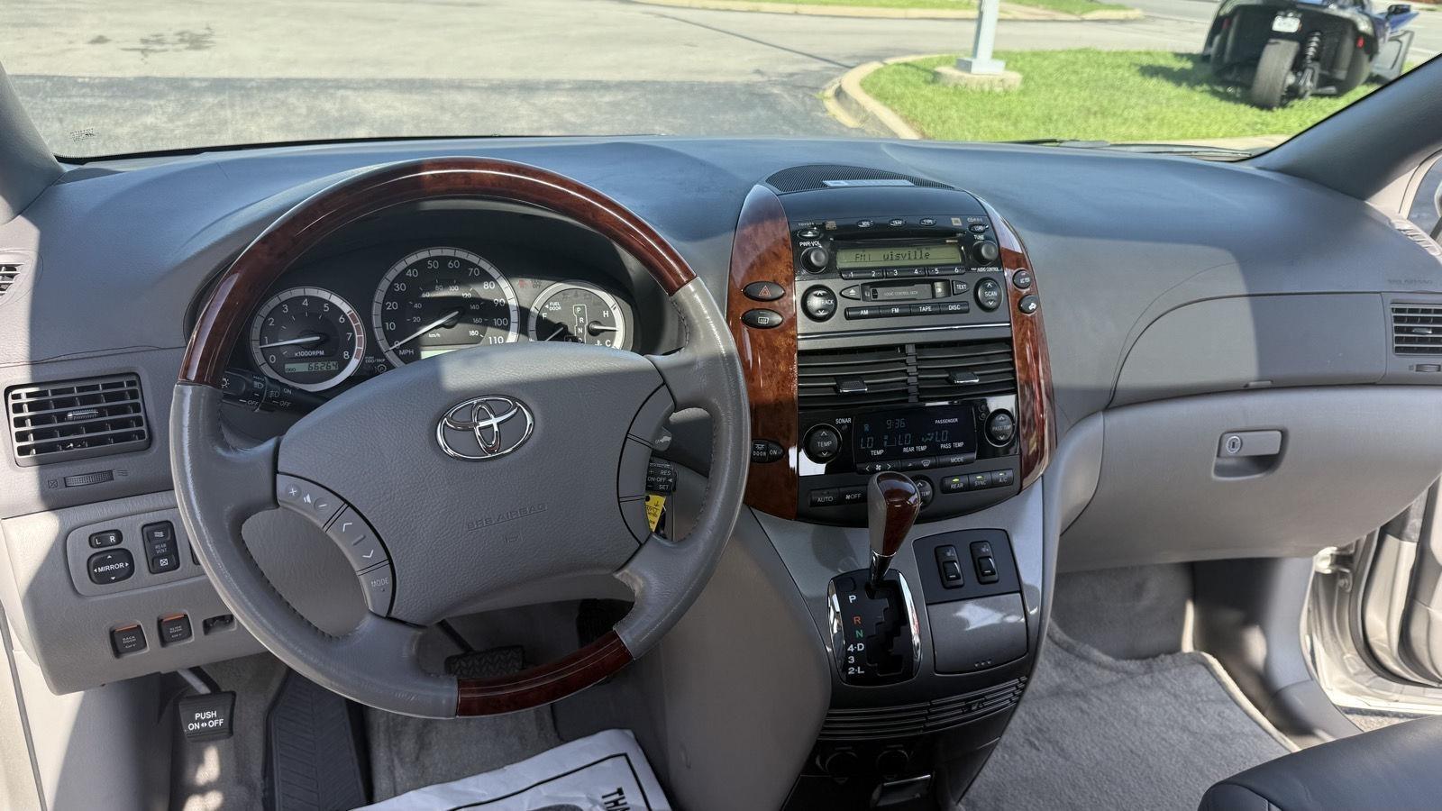 Toyota Sienna XLE 2004