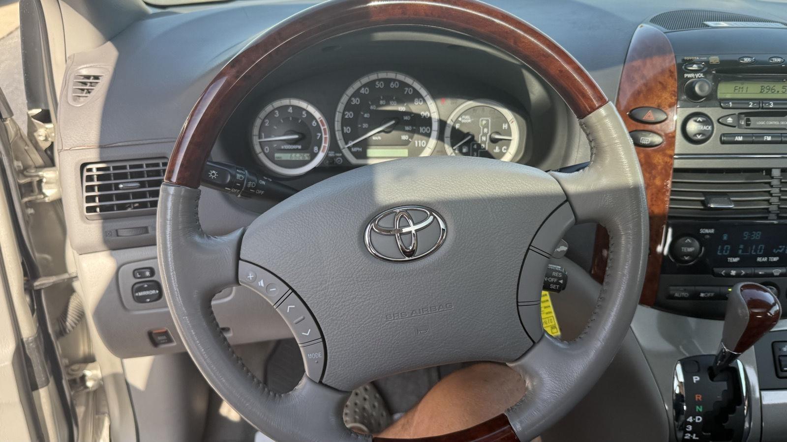 Toyota Sienna XLE 2004