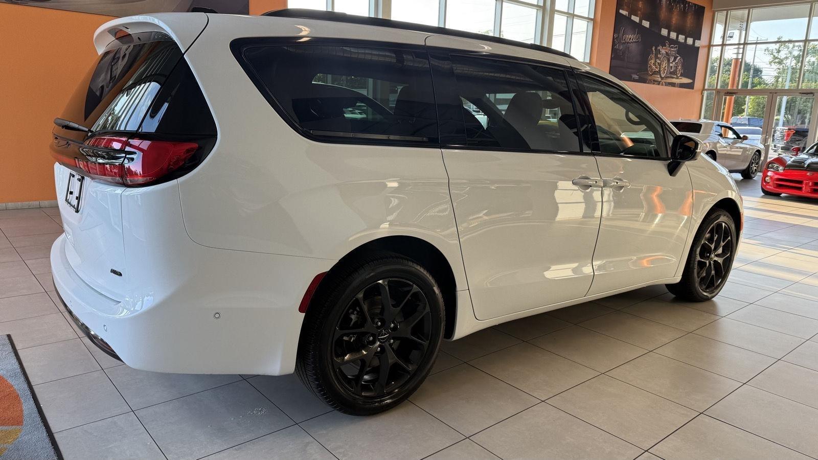 Chrysler Pacifica Touring L AWD 2023