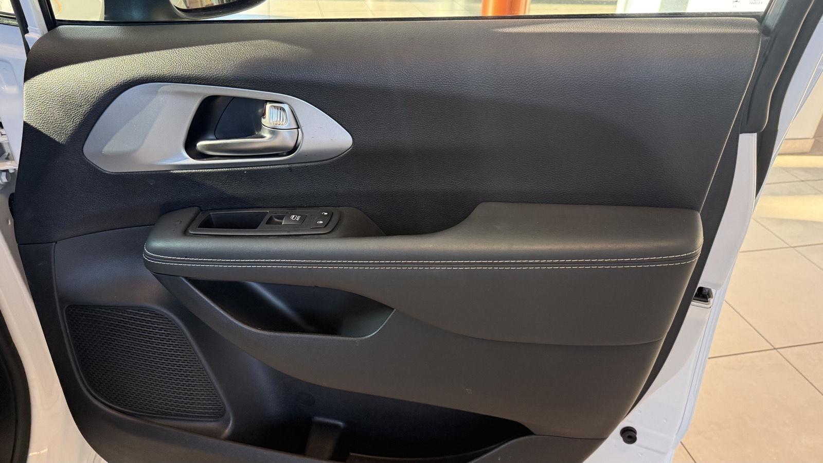 Chrysler Pacifica Touring L AWD 2023