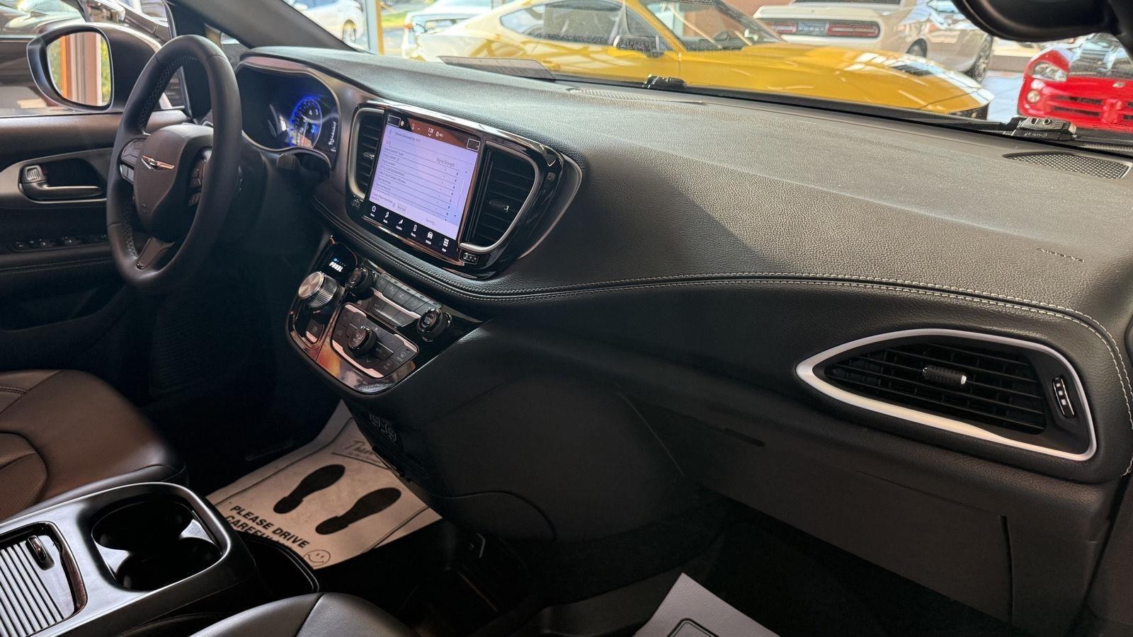 Chrysler Pacifica Touring L AWD 2023