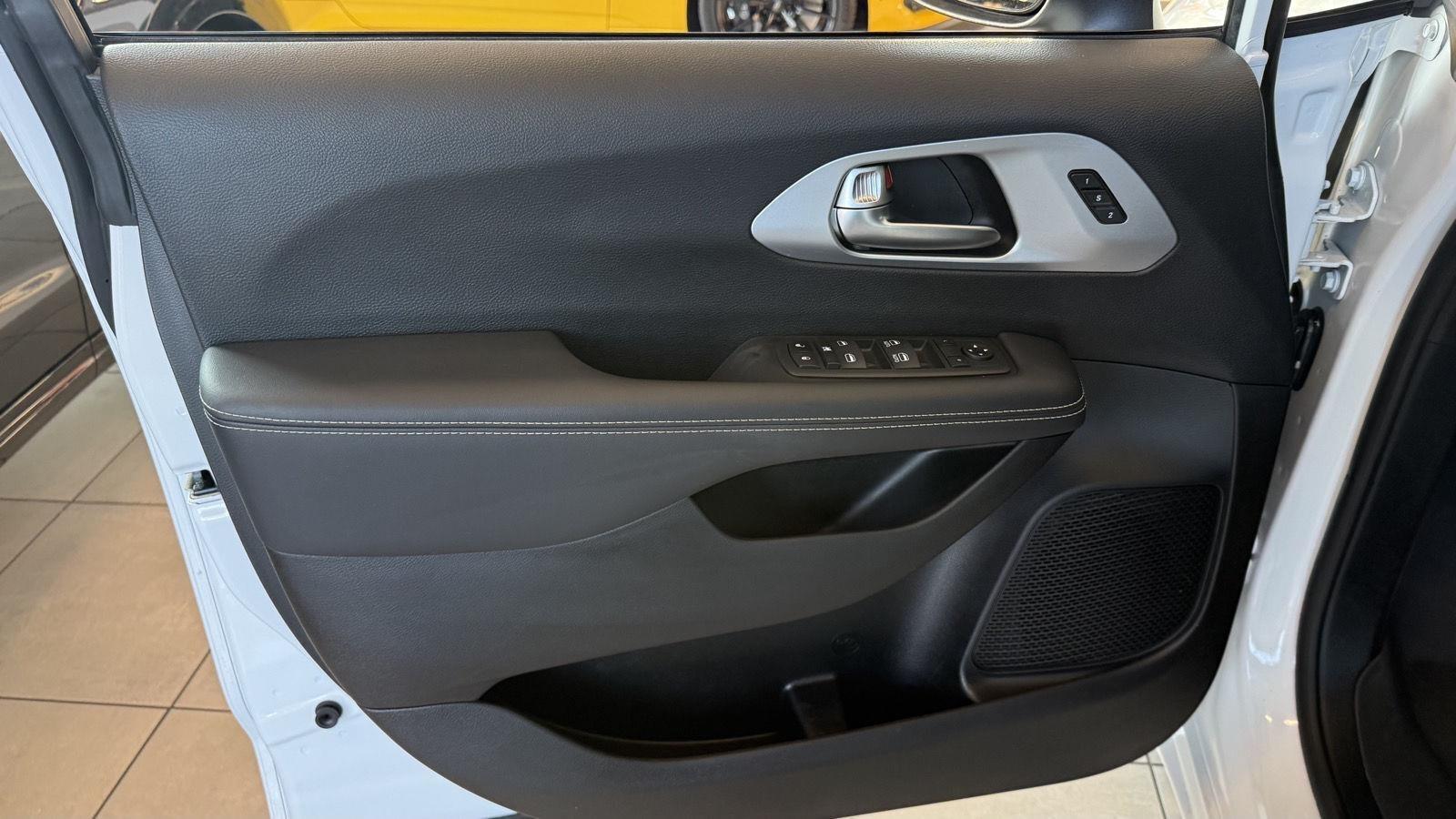 Chrysler Pacifica Touring L AWD 2023