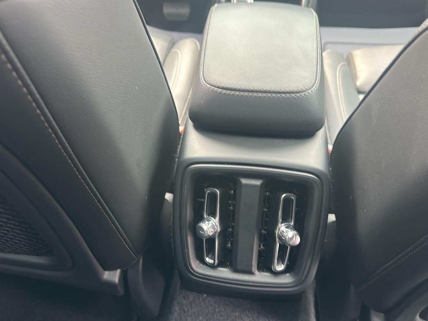 Volvo XC40 B5 Plus Dark AWD 2026