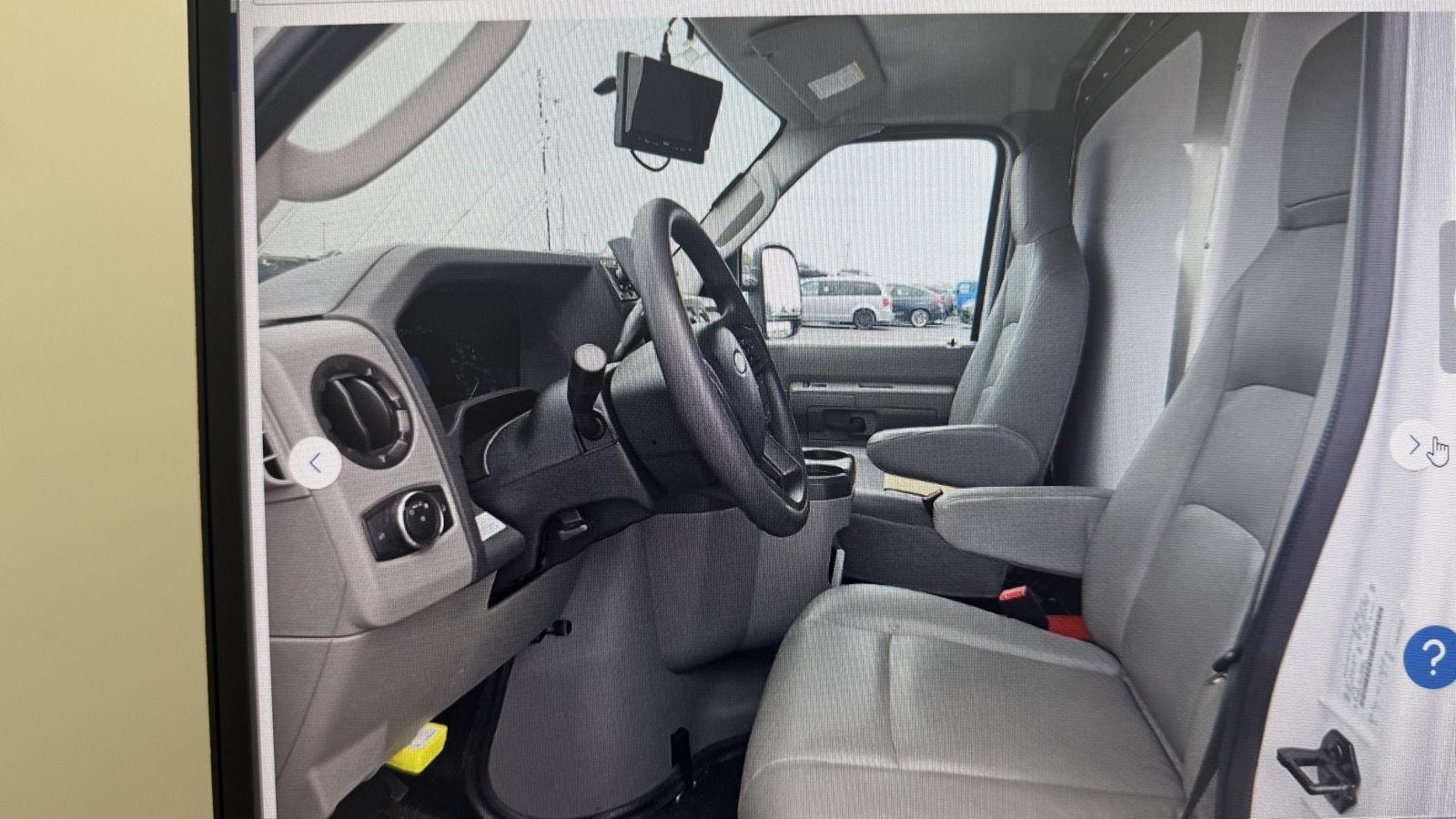 Ford Econoline E-350 Super Duty 2023