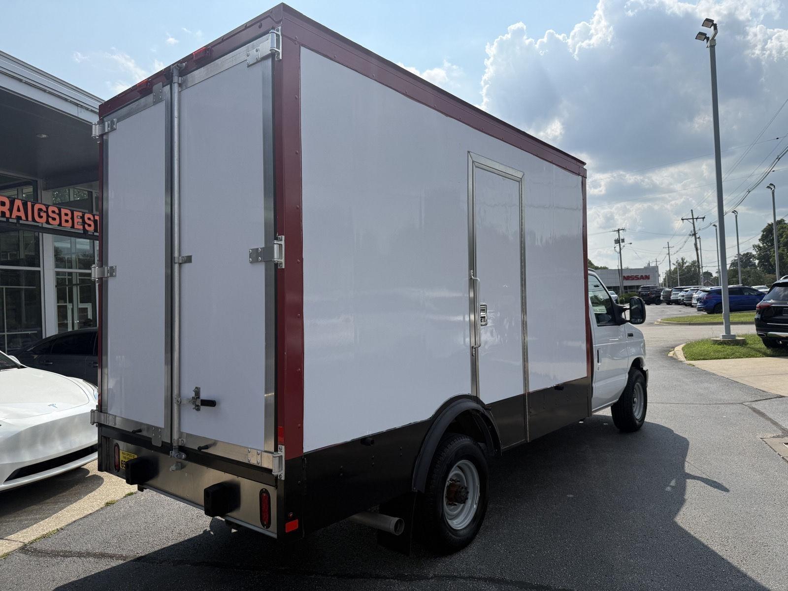 Ford Econoline E-350 Super Duty 2023